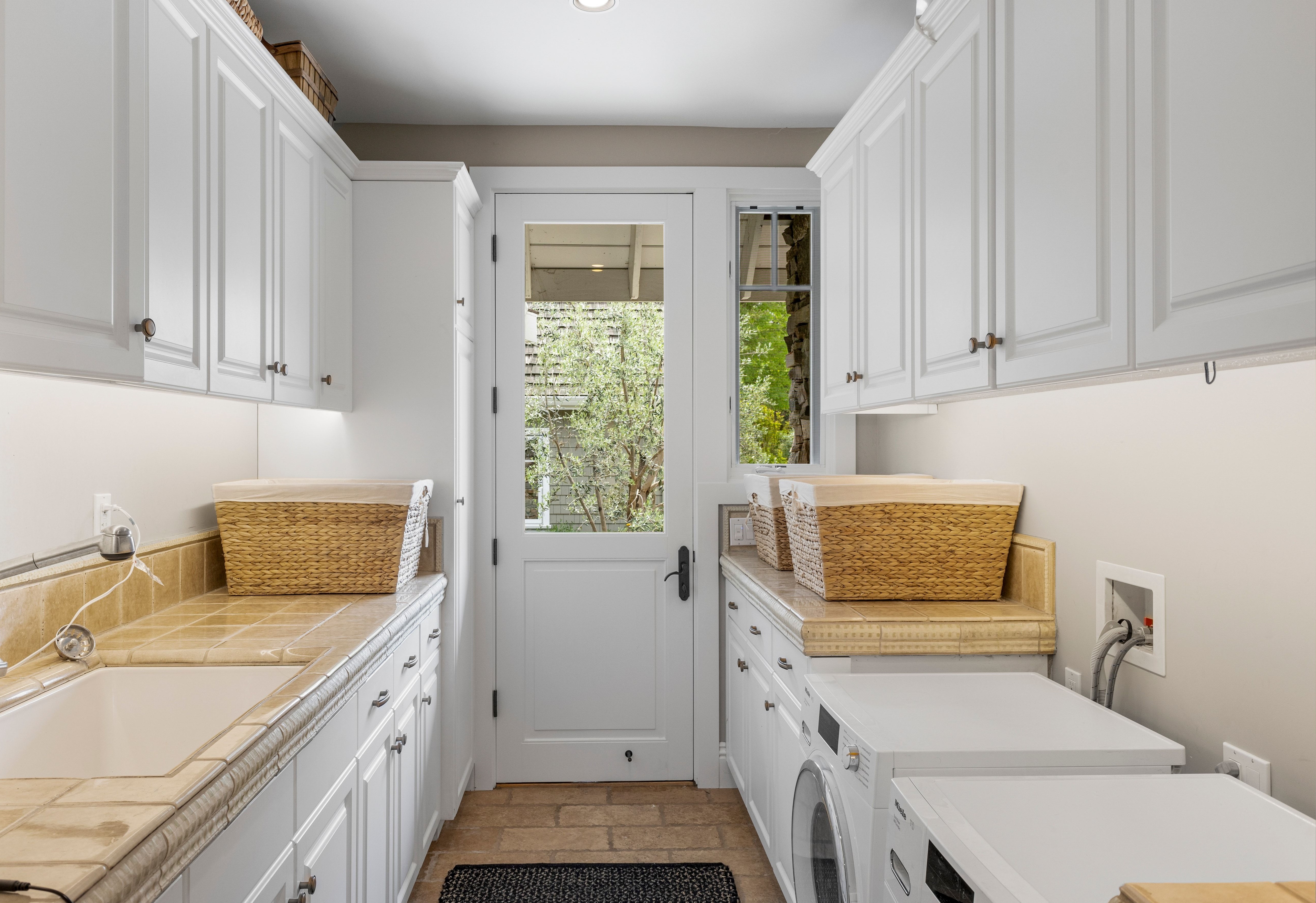  A Private One-Acre Compound Defined by Craftsmanship, Scale and Resort Living - 物件實景