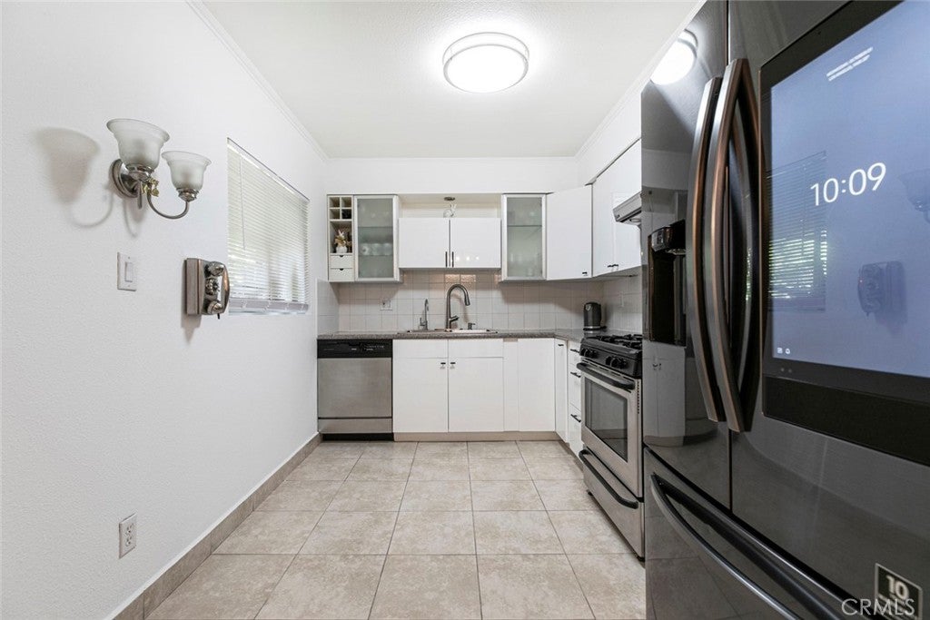 Van Nuys, California, 91411, United States, 2 Bedrooms Bedrooms, ,2 BathroomsBathrooms,Residential,For Sale,1954543