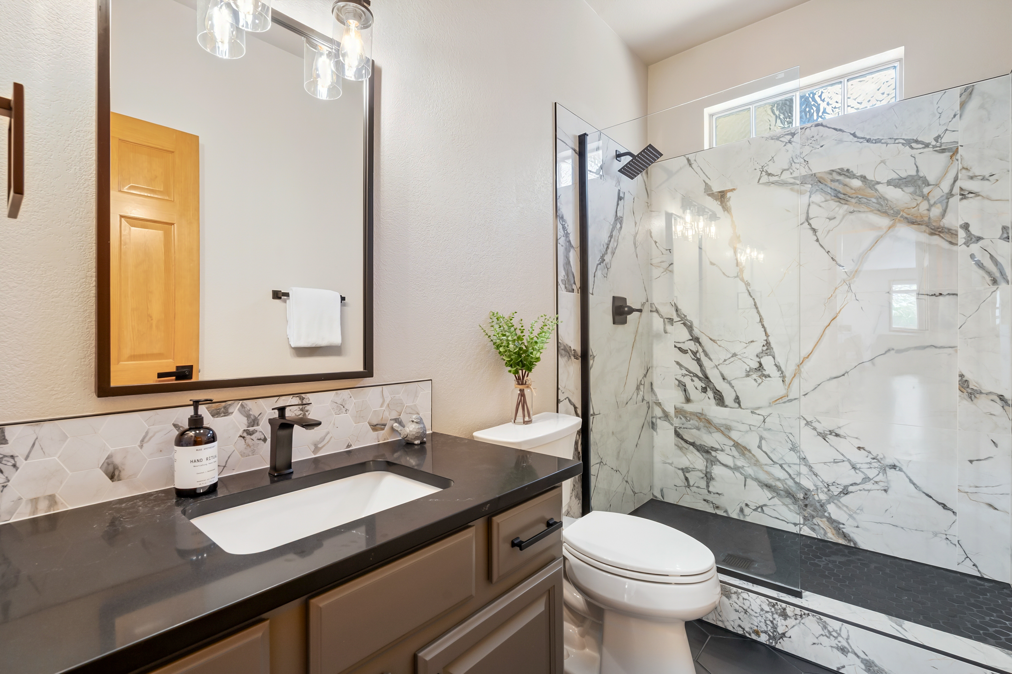  Luxuriously Renovated Home Overlooking Hole 15 of the Ptarmigan Country Club - 物件實景