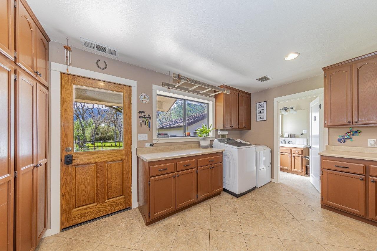 Oakhurst, California, 93644, United States, 3 Bedrooms Bedrooms, ,3 BathroomsBathrooms,Residential,For Sale,1977364