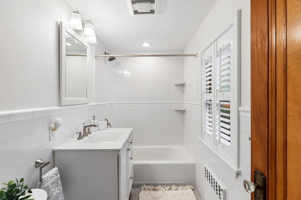 Malden, Massachusetts, 02148, United States, 3 Bedrooms Bedrooms, ,2 BathroomsBathrooms,Residential,For Sale,1942894