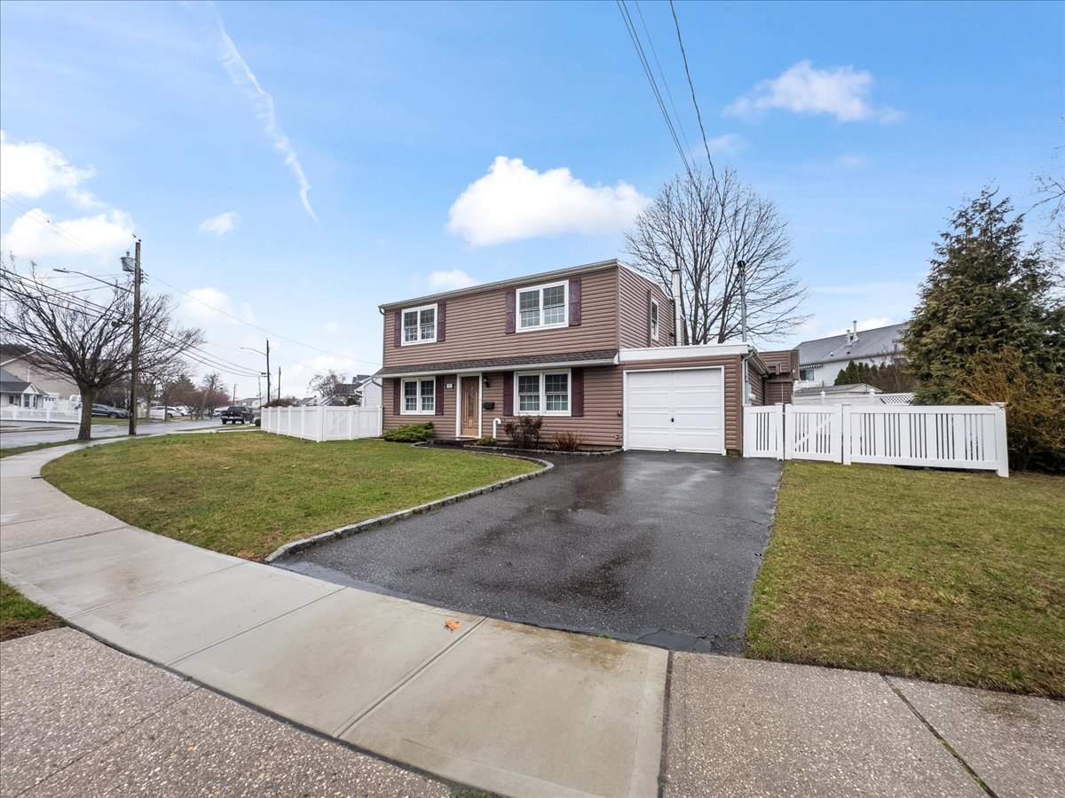 Massapequa, New York, 11758, United States, 5 Bedrooms Bedrooms, ,2 BathroomsBathrooms,Residential,For Sale,1930623