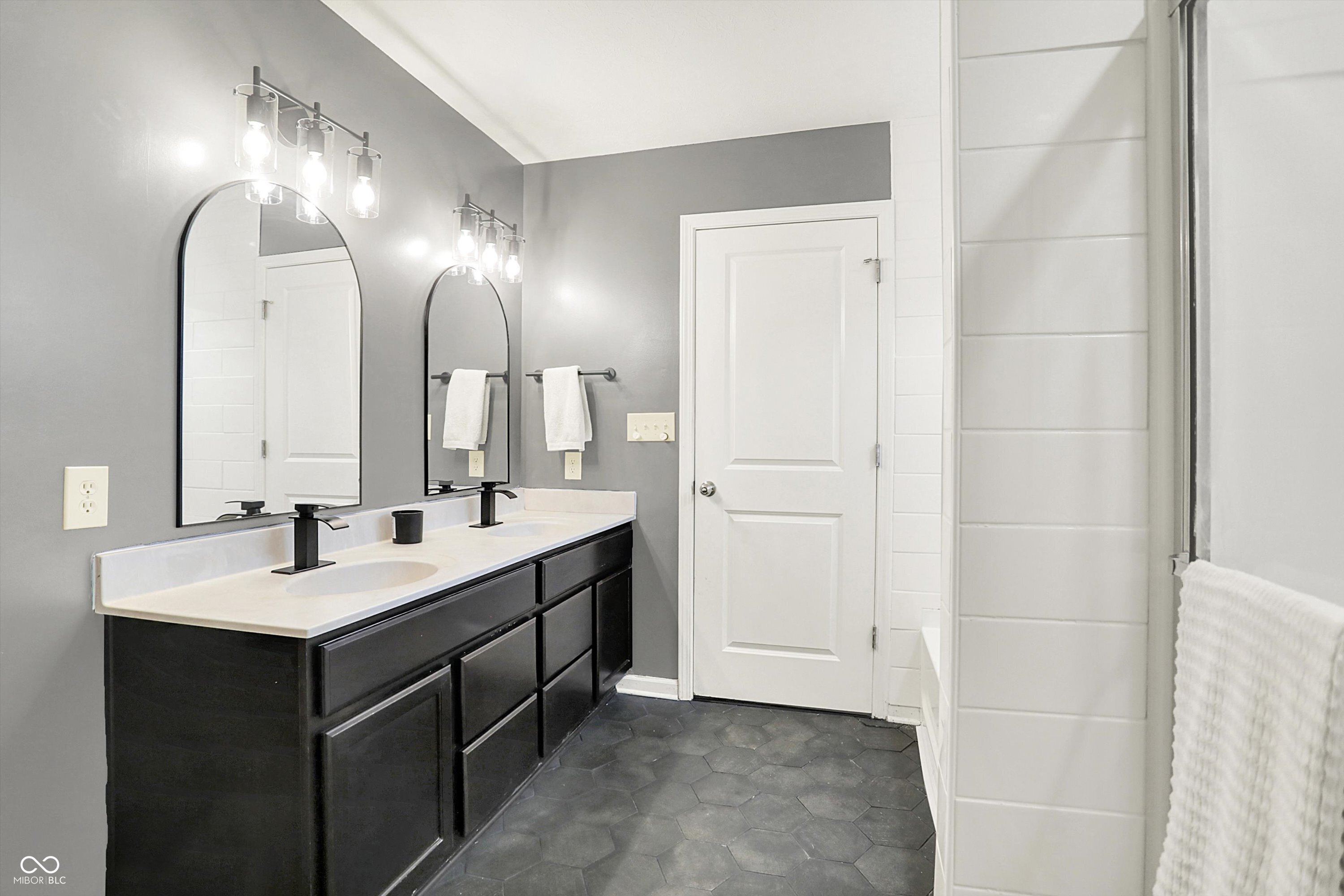 Franklin, Indiana, 46131, United States, 6 Bedrooms Bedrooms, ,4 BathroomsBathrooms,Residential,For Sale,1978604