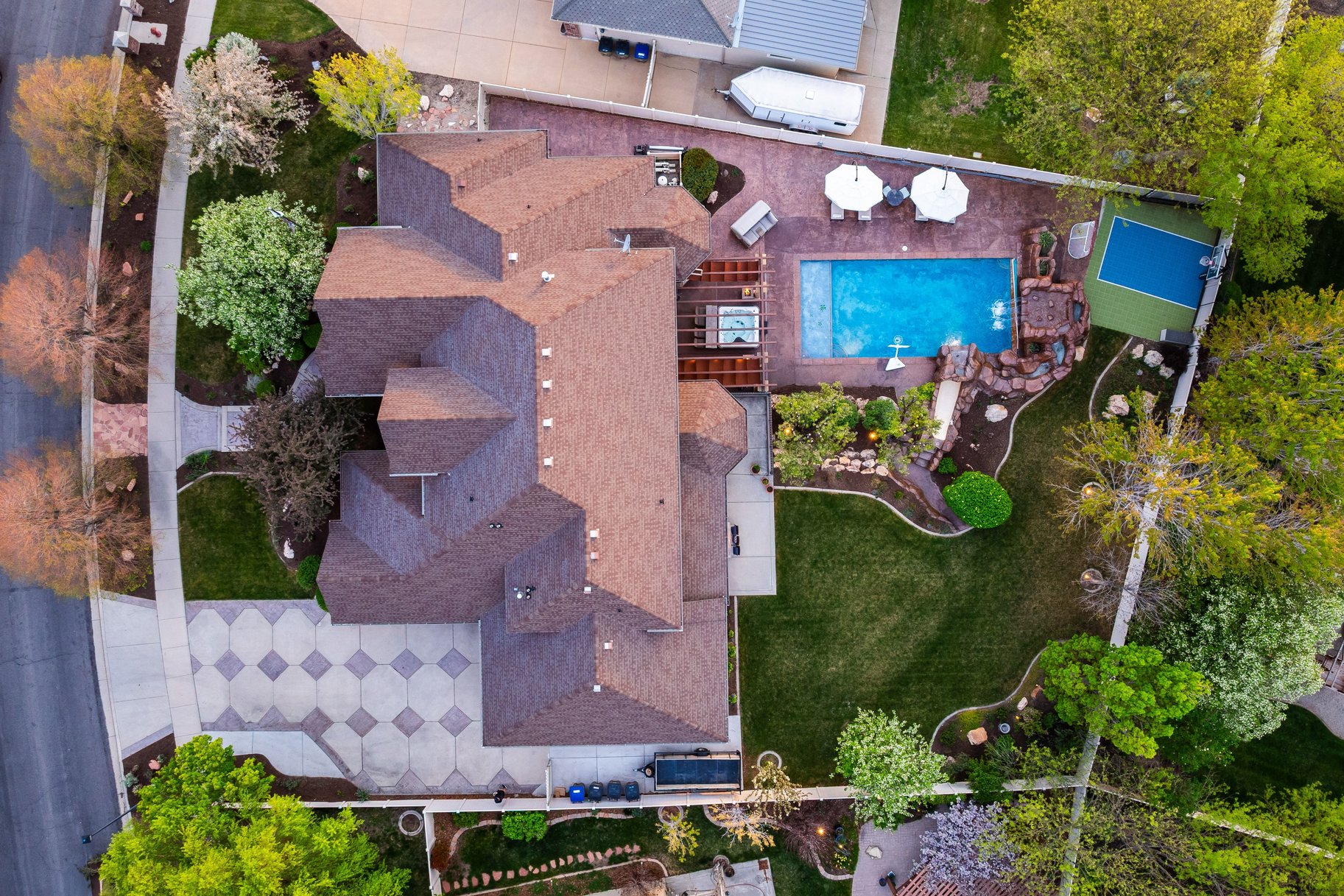  Custom 2-Story Parade Home with Dolphin Bolderscape Grotto Pool & 6 Car Garage - 物件實景