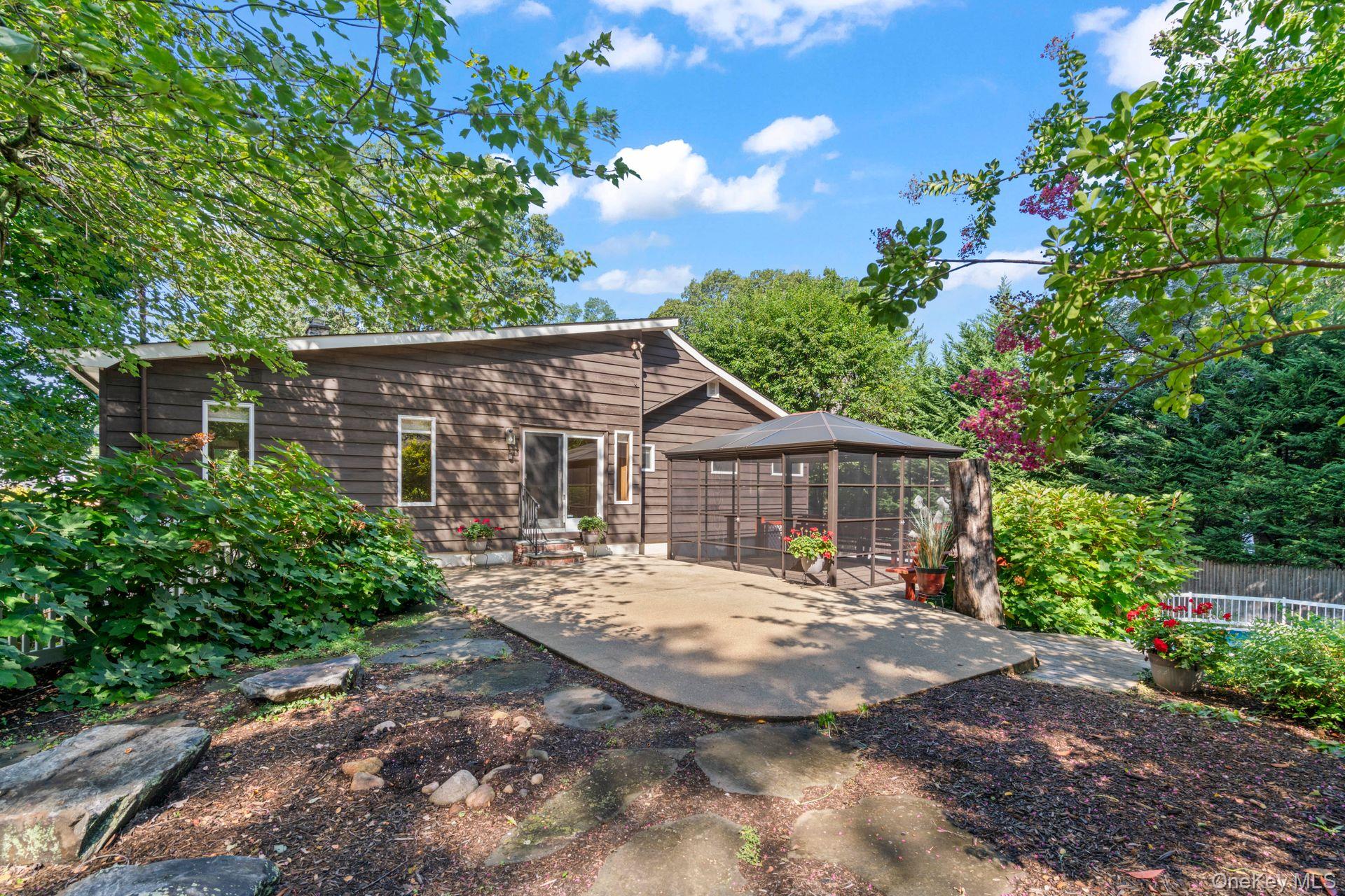 East Northport, New York, 11731, United States, 3 Bedrooms Bedrooms, ,2 BathroomsBathrooms,Residential,For Sale,1942269