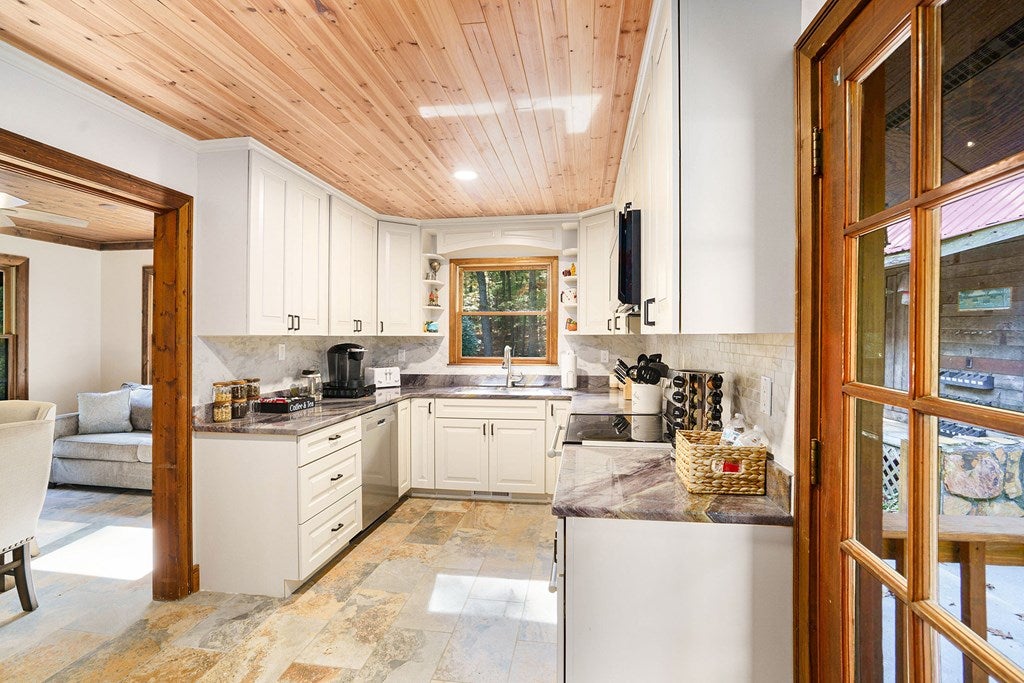 Blue Ridge, Georgia, 30513, United States, 3 Bedrooms Bedrooms, ,3 BathroomsBathrooms,Residential,For Sale,1969723