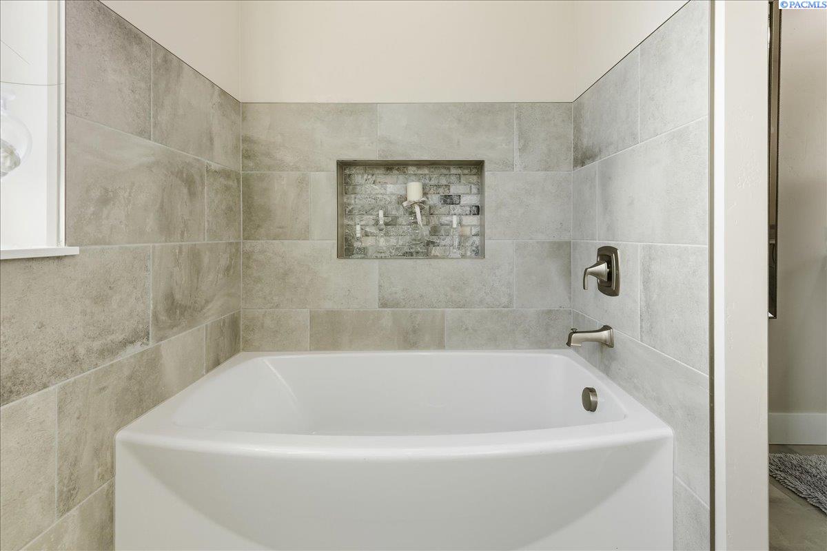 Richland, Washington, 99352, United States, 3 Bedrooms Bedrooms, ,2 BathroomsBathrooms,Residential,For Sale,1991630