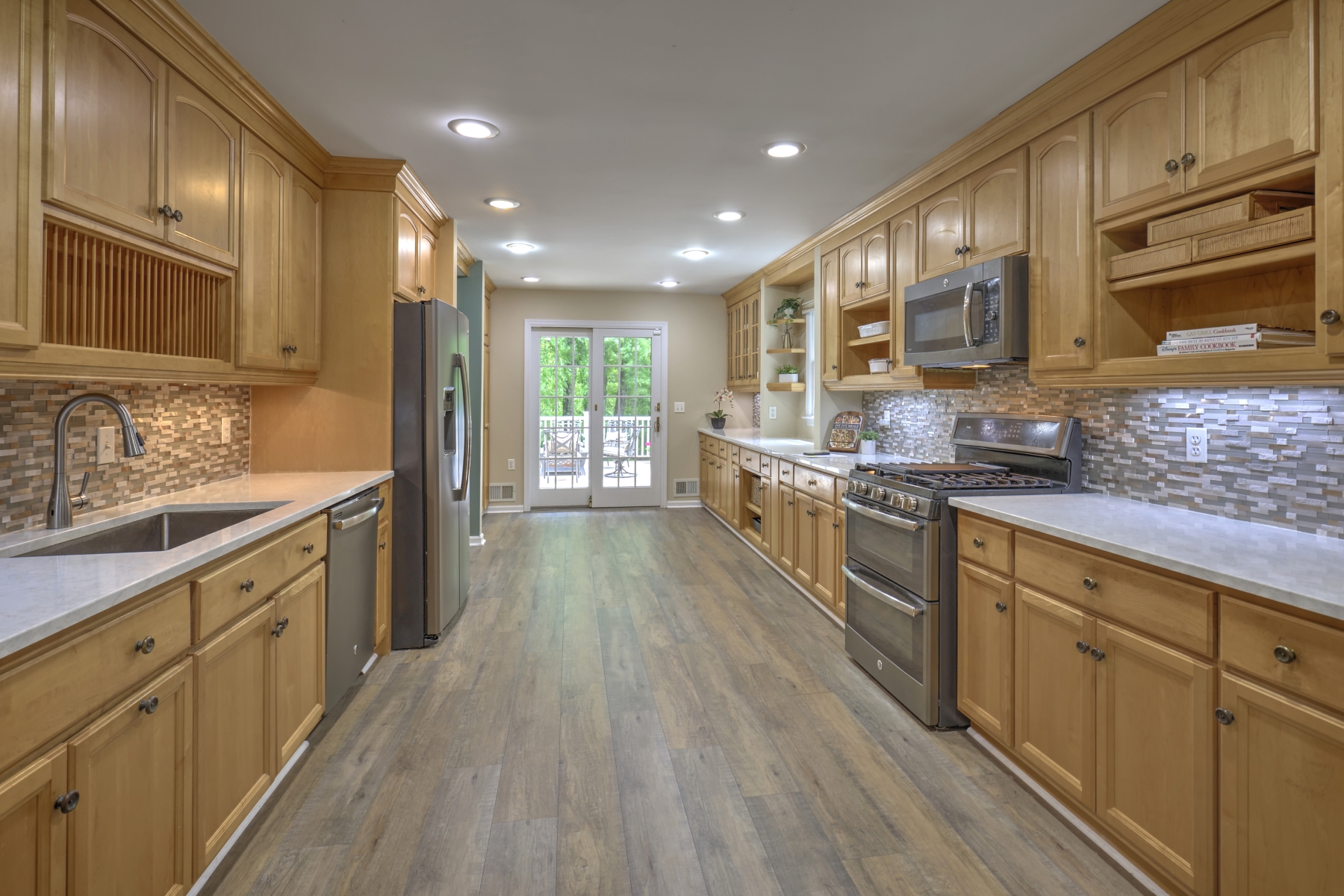  Expanded and Beautifully Maintained Custom Split Level Home - 物件實景