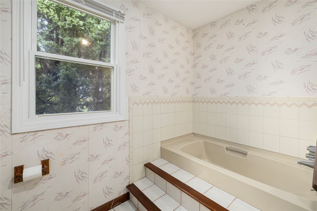 Cranston, Rhode Island, 02921, United States, 3 Bedrooms Bedrooms, ,2 BathroomsBathrooms,Residential,For Sale,1940913