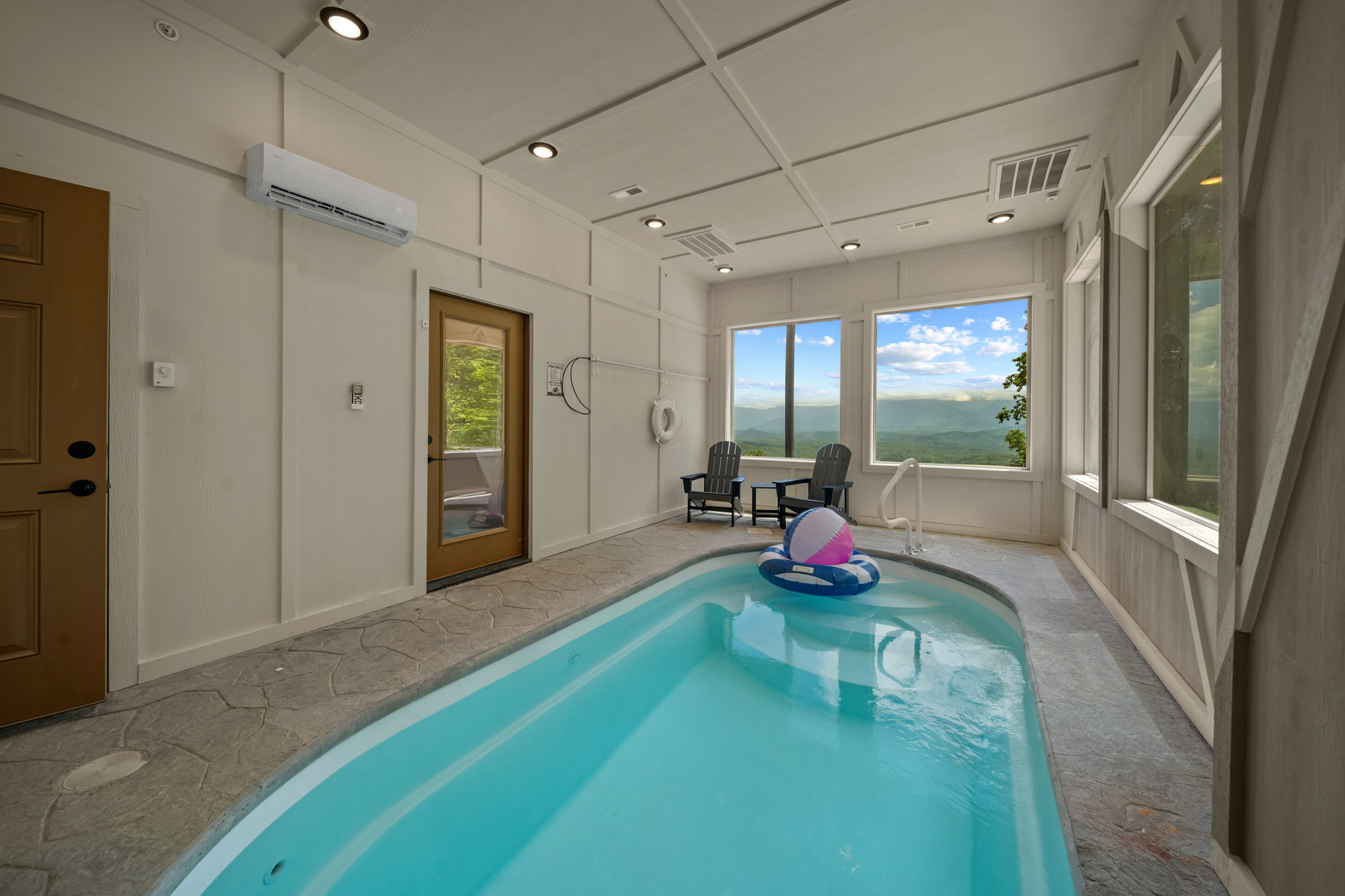 Sevierville, Tennessee, 37862, United States, 5 Bedrooms Bedrooms, ,6 BathroomsBathrooms,Residential,For Sale,1914652