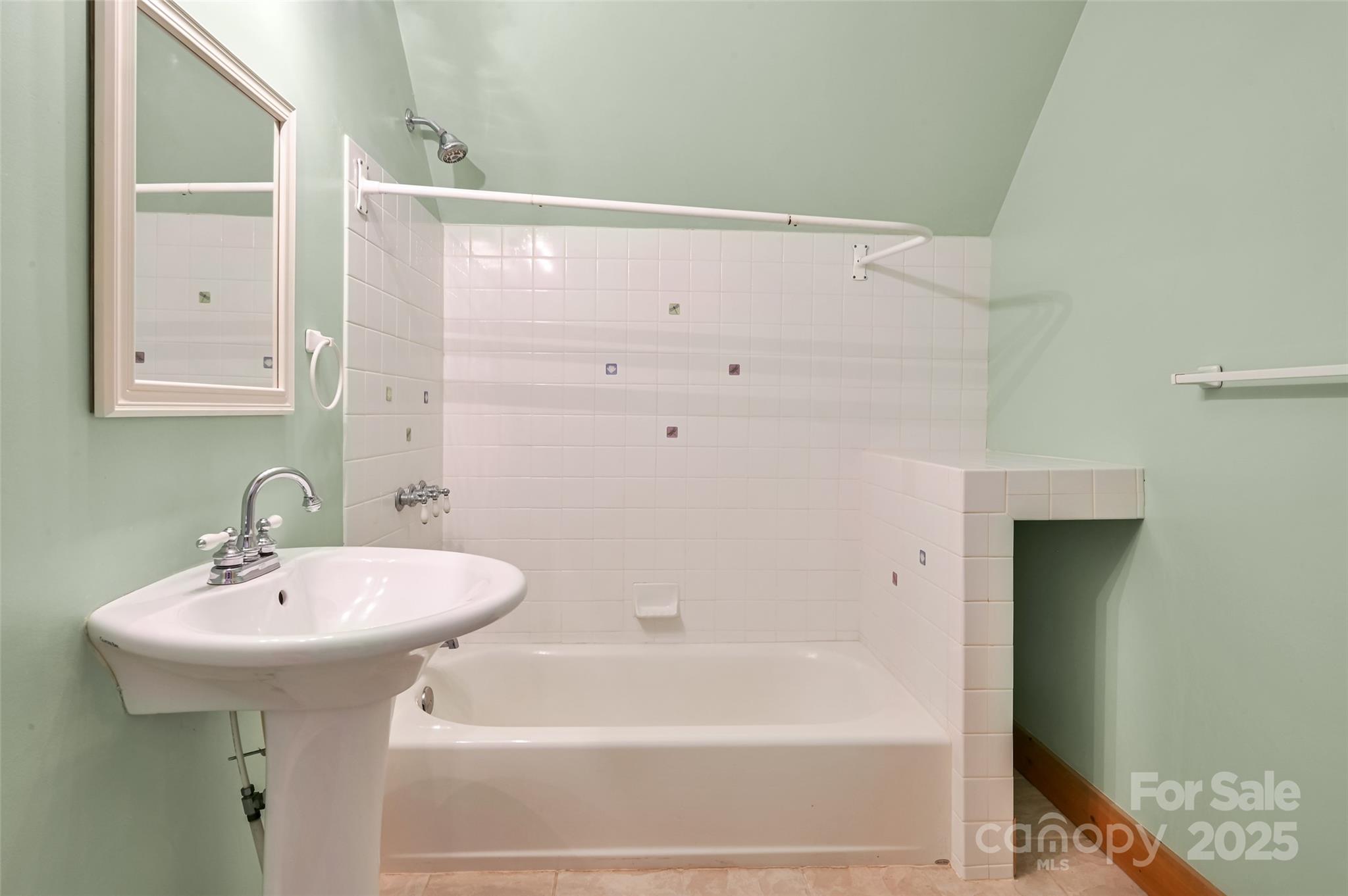 Hendersonville, North Carolina, 28792, United States, 3 Bedrooms Bedrooms, ,3 BathroomsBathrooms,Residential,For Sale,1958390