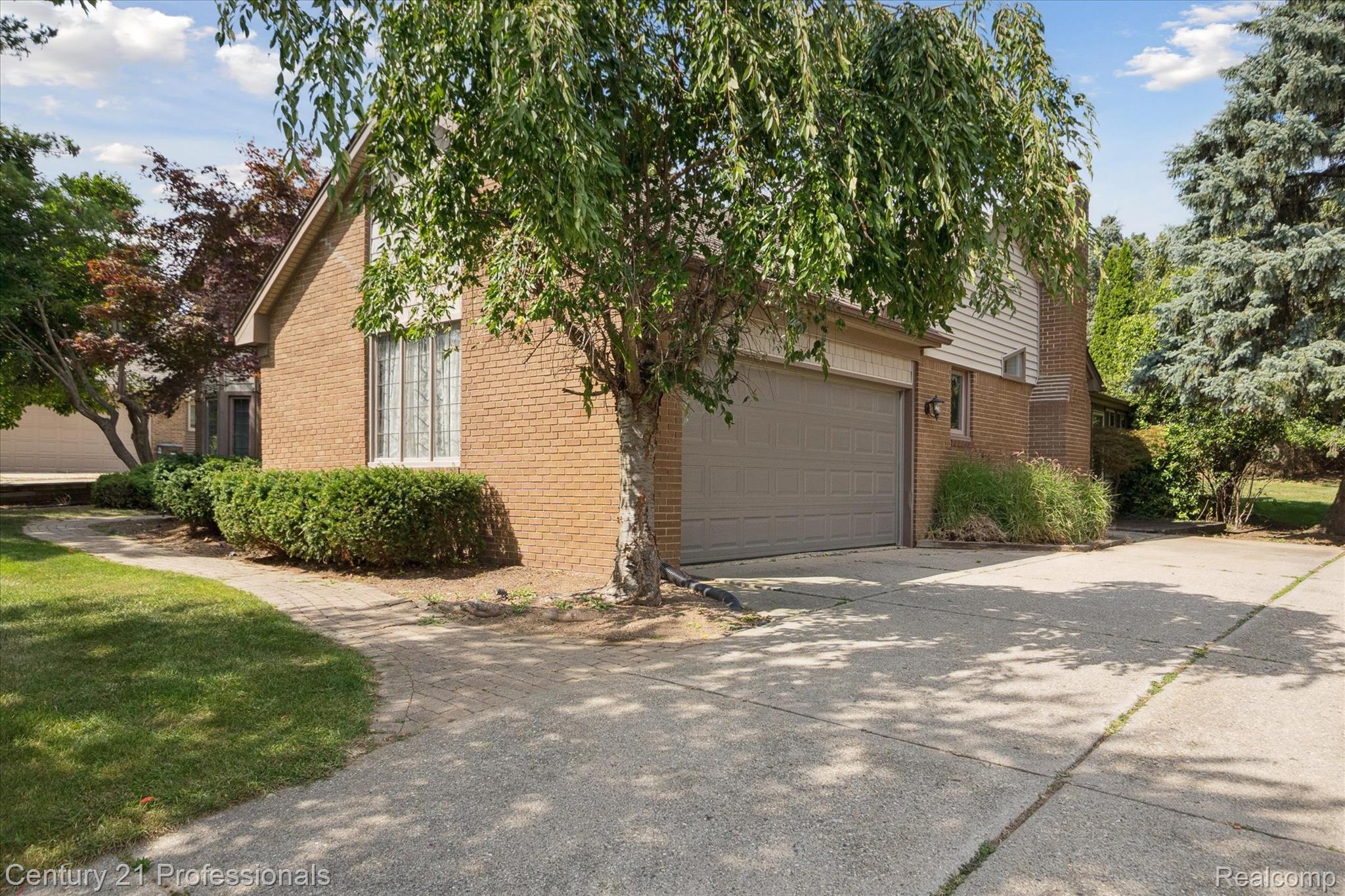 Northville, Michigan, 48167, United States, 4 Bedrooms Bedrooms, ,3 BathroomsBathrooms,Residential,For Sale,1980855