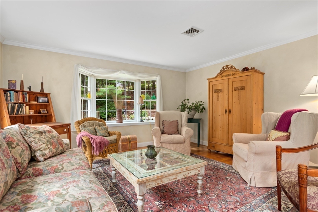 Middleton, Massachusetts, 01949, United States, 4 Bedrooms Bedrooms, ,3 BathroomsBathrooms,Residential,For Sale,1904457