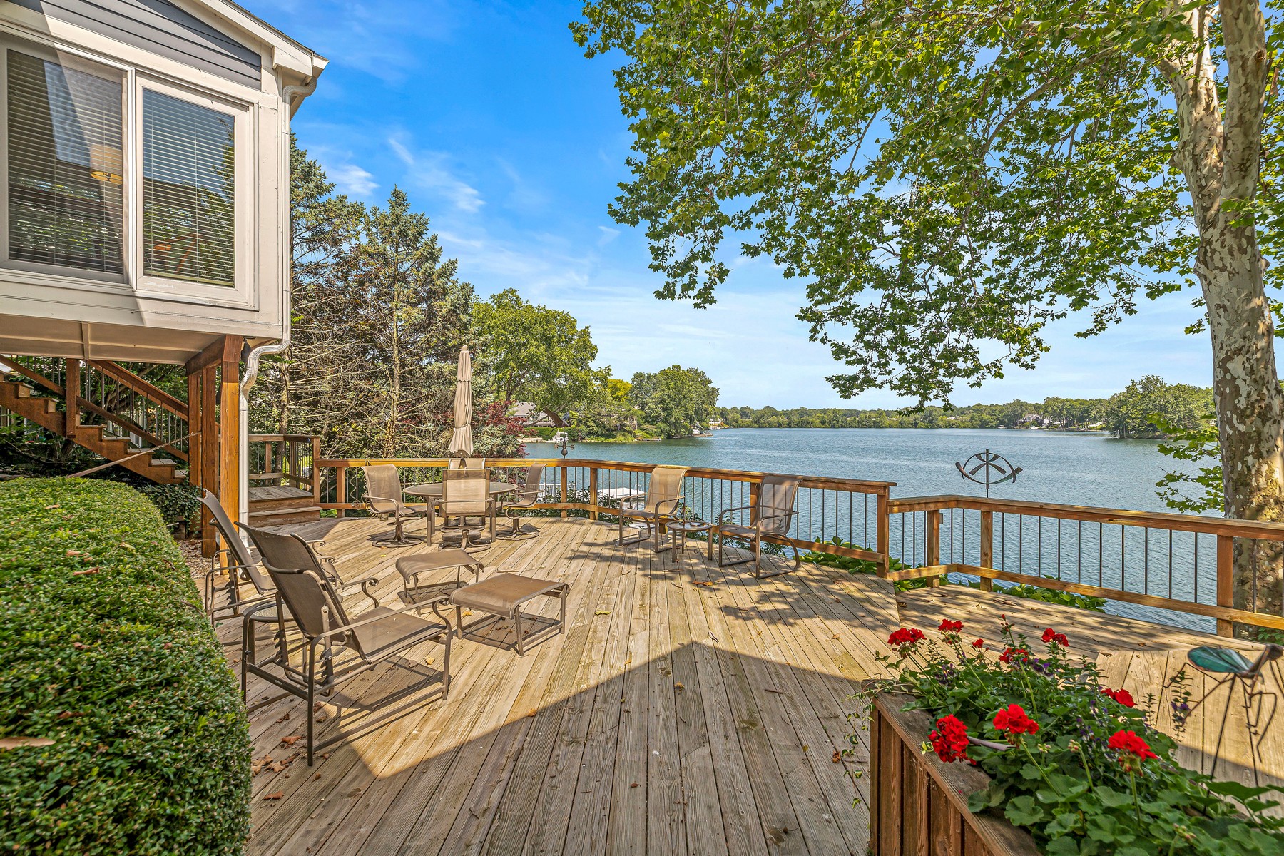  Beautifully Maintained Waterfront Home with Breathtaking Views - 物件實景