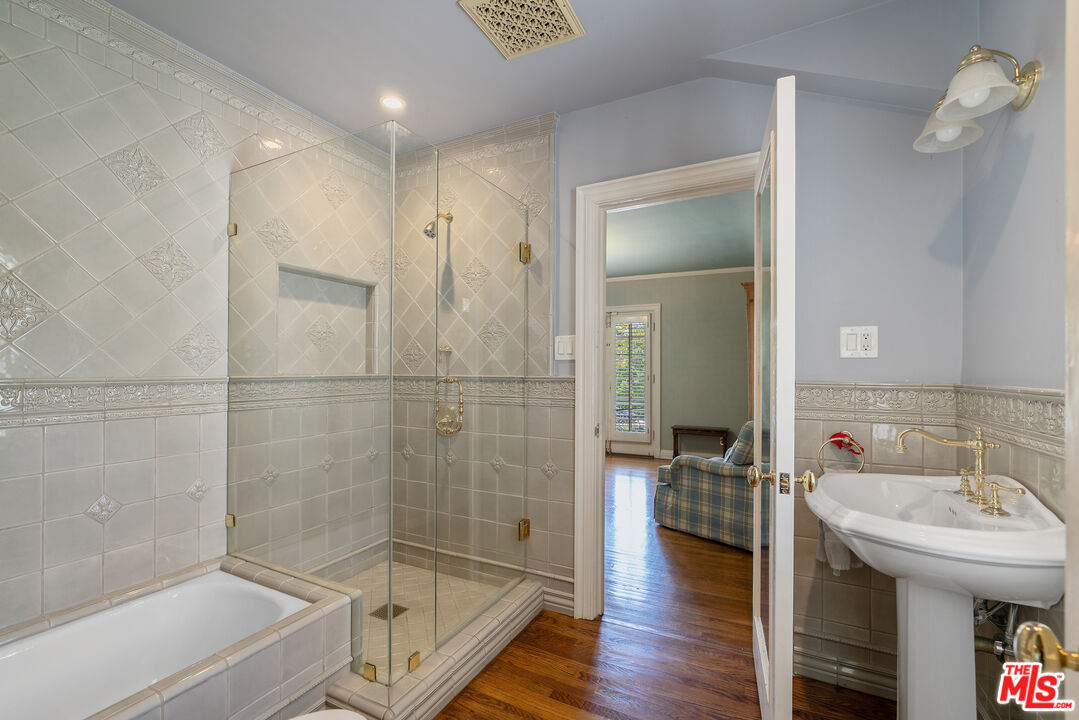 Los Angeles, California, 90004, United States, 6 Bedrooms Bedrooms, ,7 BathroomsBathrooms,Residential,For Sale,1907510