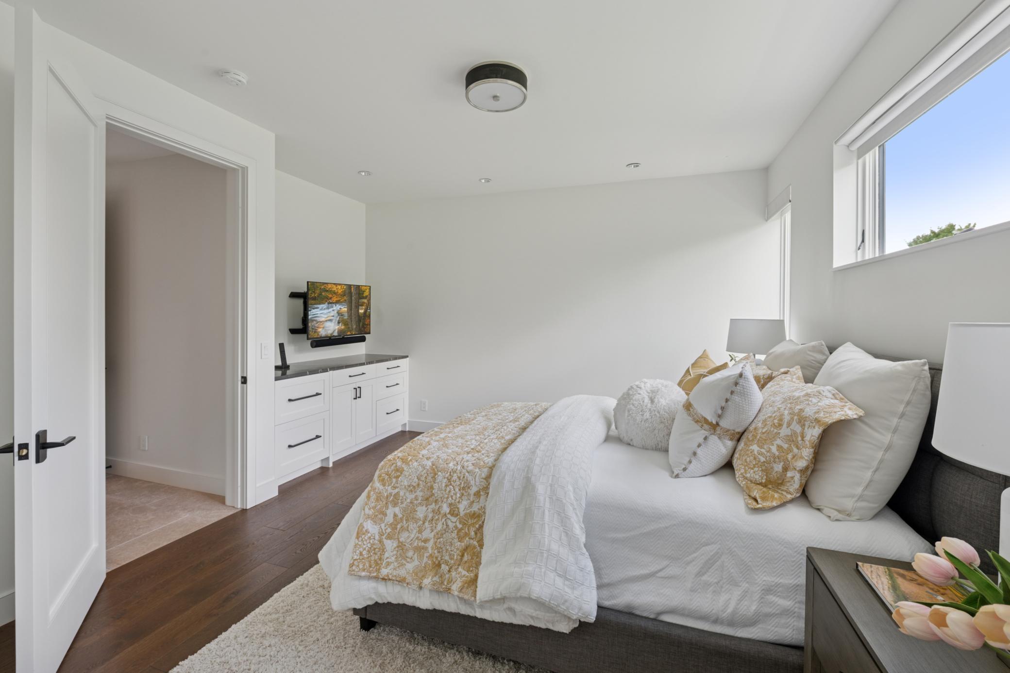 Minneapolis, Minnesota, 55405, United States, 5 Bedrooms Bedrooms, ,1 BathroomBathrooms,Residential,For Sale,1897759