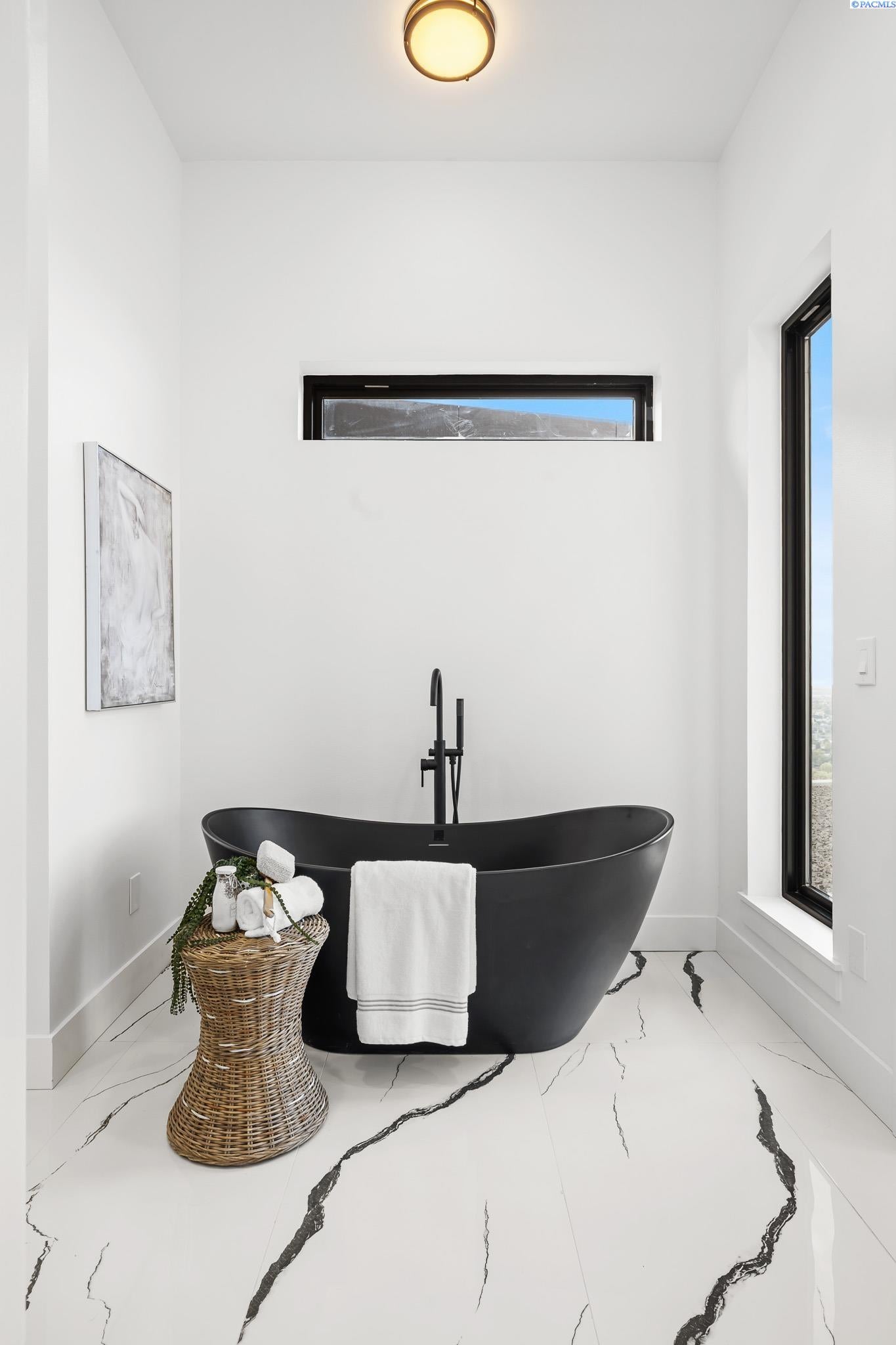 Kennewick, Washington, 99338, United States, 4 Bedrooms Bedrooms, ,6 BathroomsBathrooms,Residential,For Sale,1981644