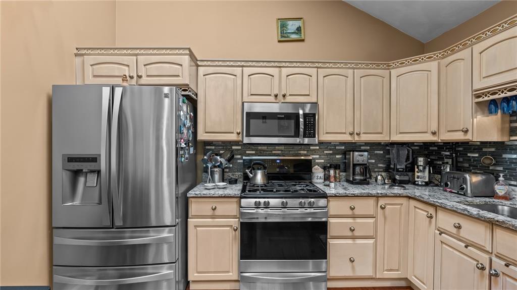 Barrington, Rhode Island, 02806, United States, 3 Bedrooms Bedrooms, ,3 BathroomsBathrooms,Residential,For Sale,2012853