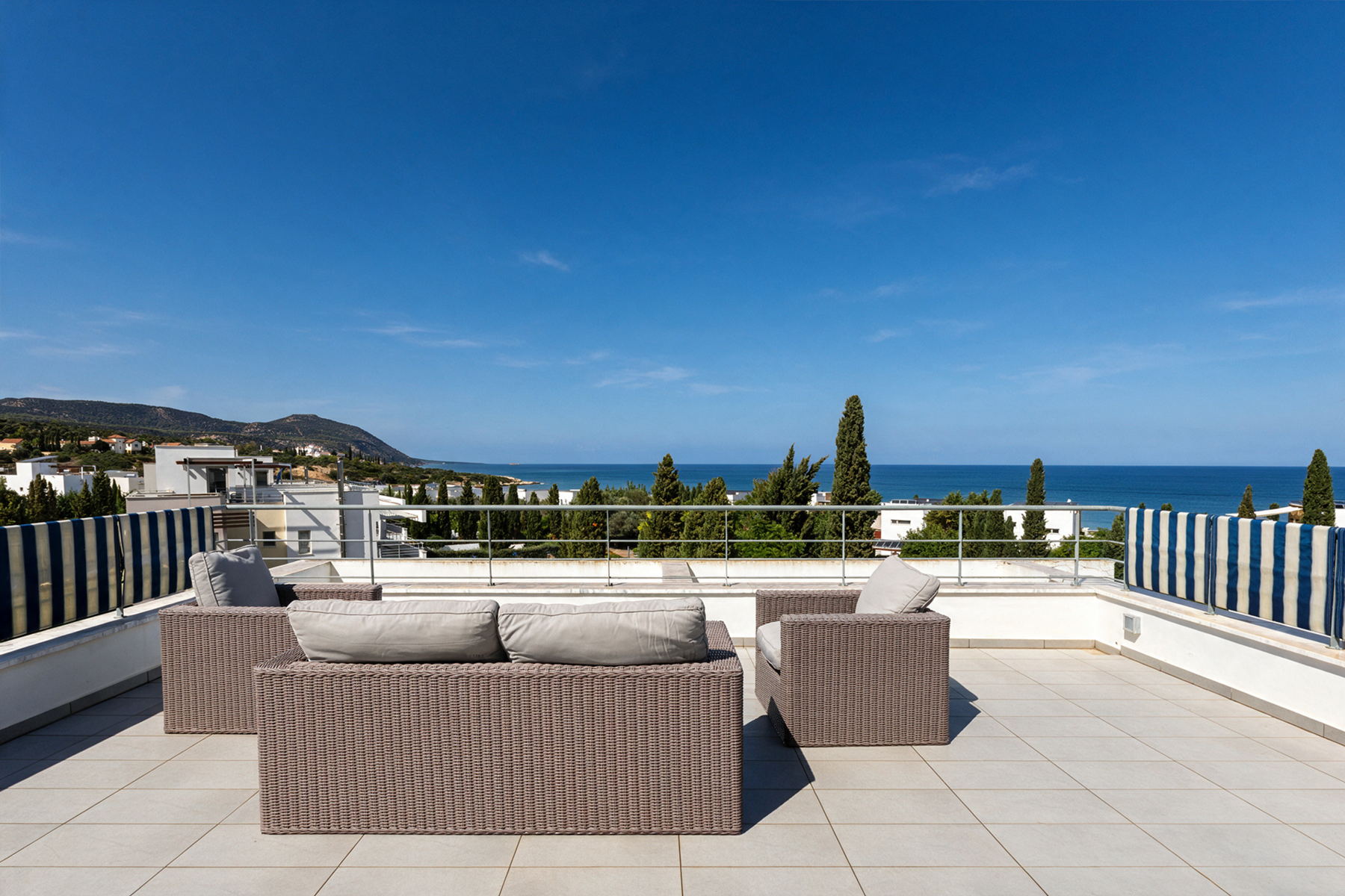  Four-Bedroom Detached Villa with Lift and Roof Garden Steps from the Beach - 物件實景
