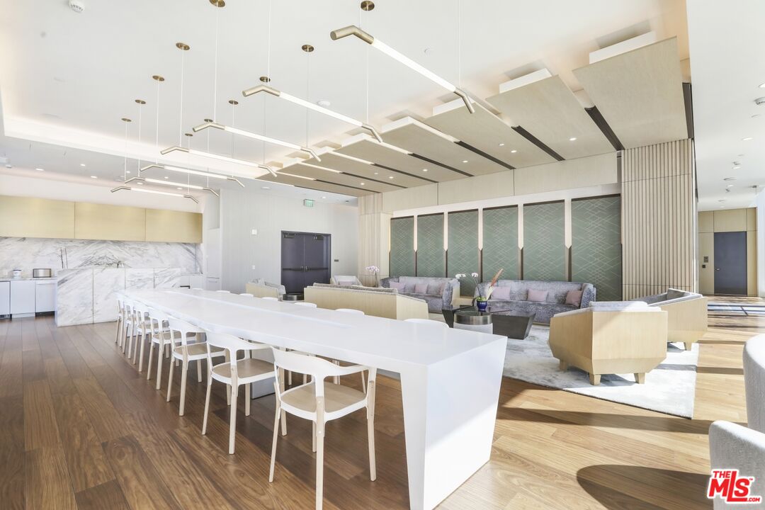 Los Angeles, California, 90017, United States, 1 Bedroom Bedrooms, ,2 BathroomsBathrooms,Residential,For Sale,1987856