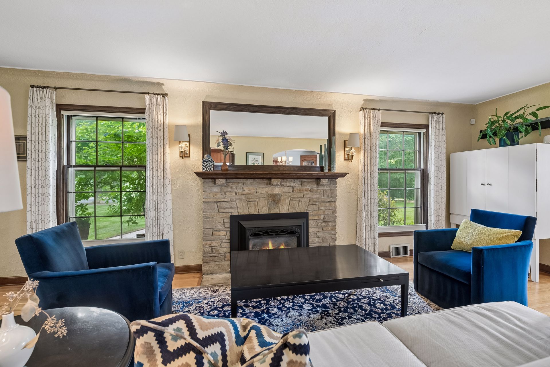  Thoughtfully Updated Tudor on a Rare Oversized Lot - 物件實景