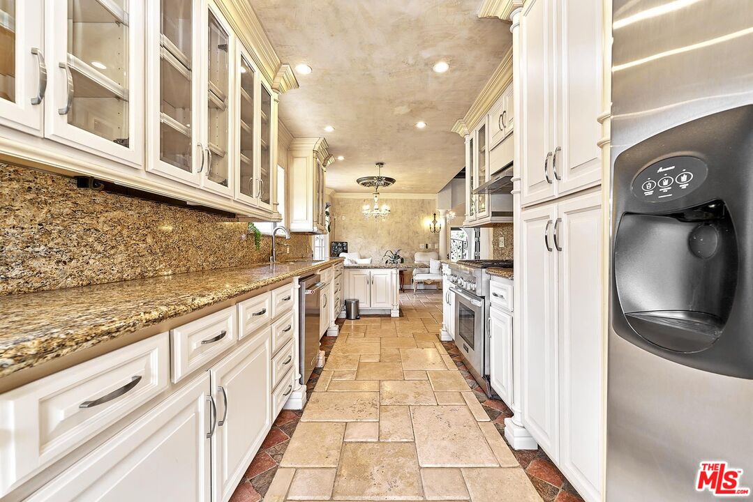 Los Angeles, California, 90004, United States, 4 Bedrooms Bedrooms, ,3 BathroomsBathrooms,Residential,For Sale,1876401