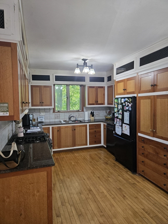 Amherst, Massachusetts, 01002, United States, 5 Bedrooms Bedrooms, ,2 BathroomsBathrooms,Residential,For Sale,1979386