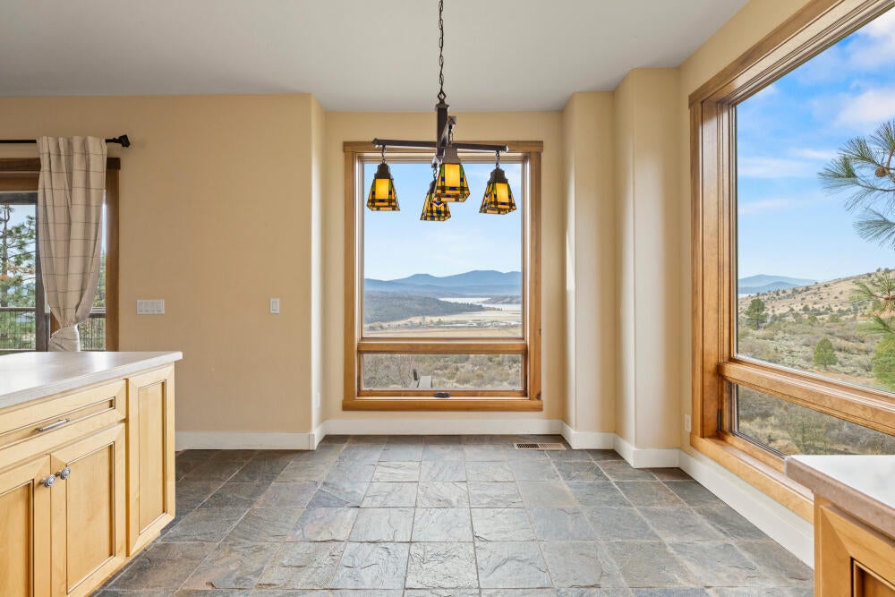 Klamath Falls, Oregon, 97601, United States, 4 Bedrooms Bedrooms, ,3 BathroomsBathrooms,Residential,For Sale,1987766