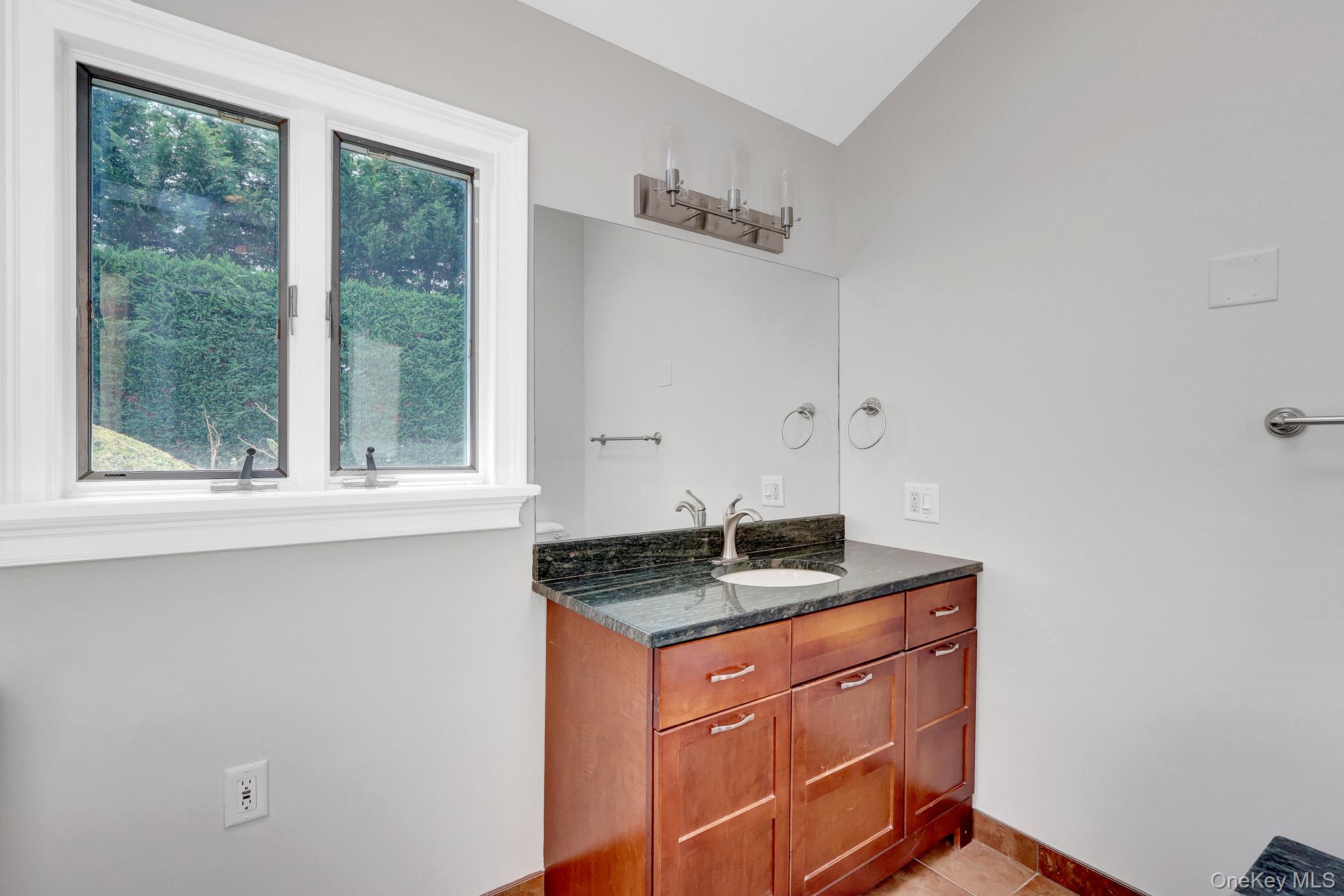  466 W 4th Street, West Islip, NY, 11795 - 物件實景