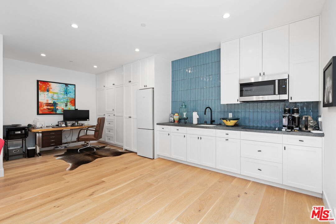 Los Angeles, California, 90068, United States, 4 Bedrooms Bedrooms, ,4 BathroomsBathrooms,Residential,For Sale,1897073