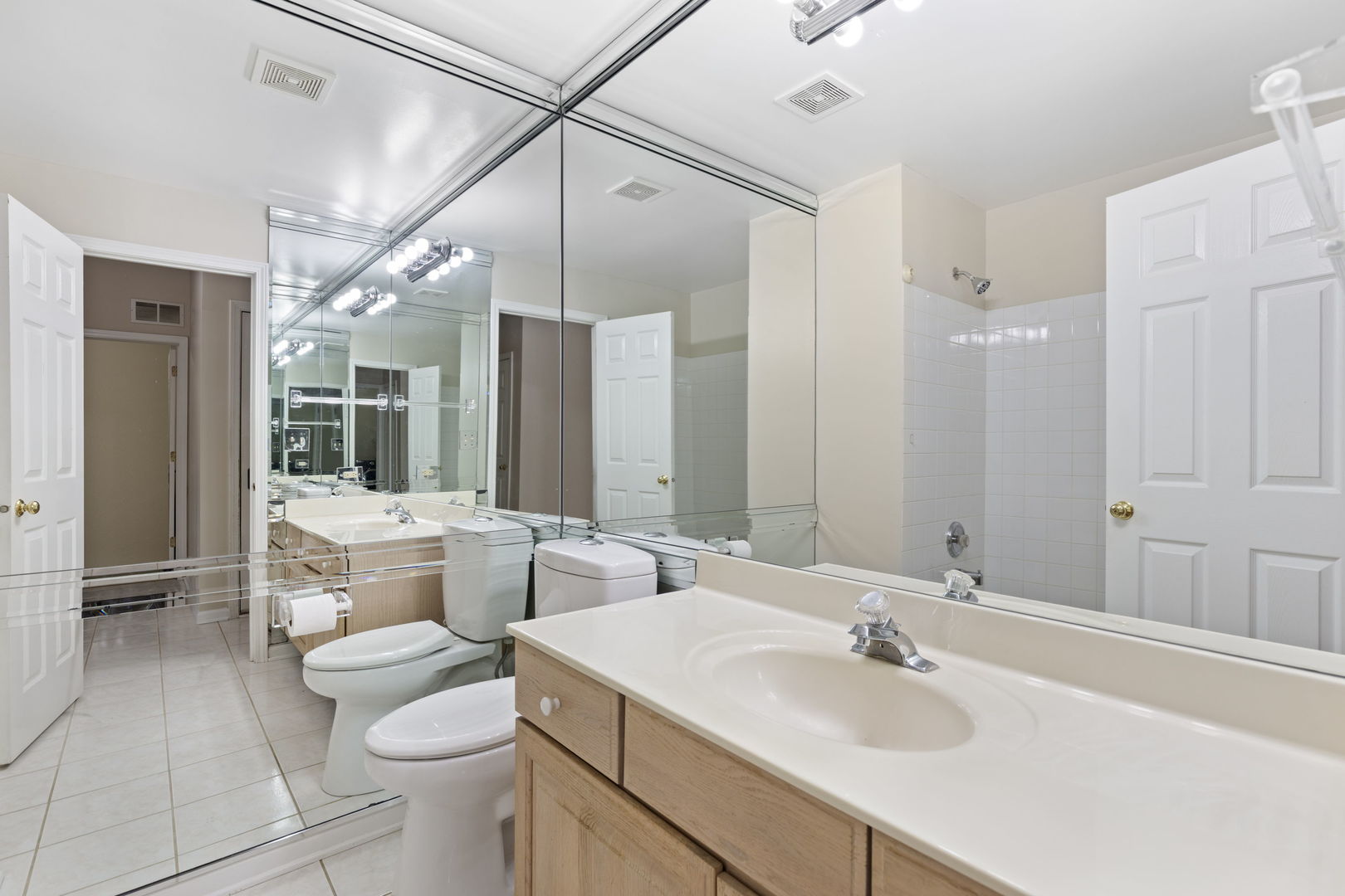 Gurnee, Illinois, 60031, United States, 5 Bedrooms Bedrooms, ,3 BathroomsBathrooms,Residential,For Sale,1940338