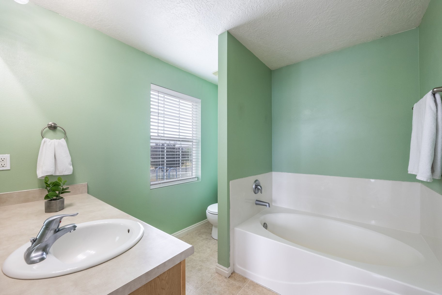  The Perfect Place to Call Home – Updated, Spacious & Move-In Ready - 物件實景