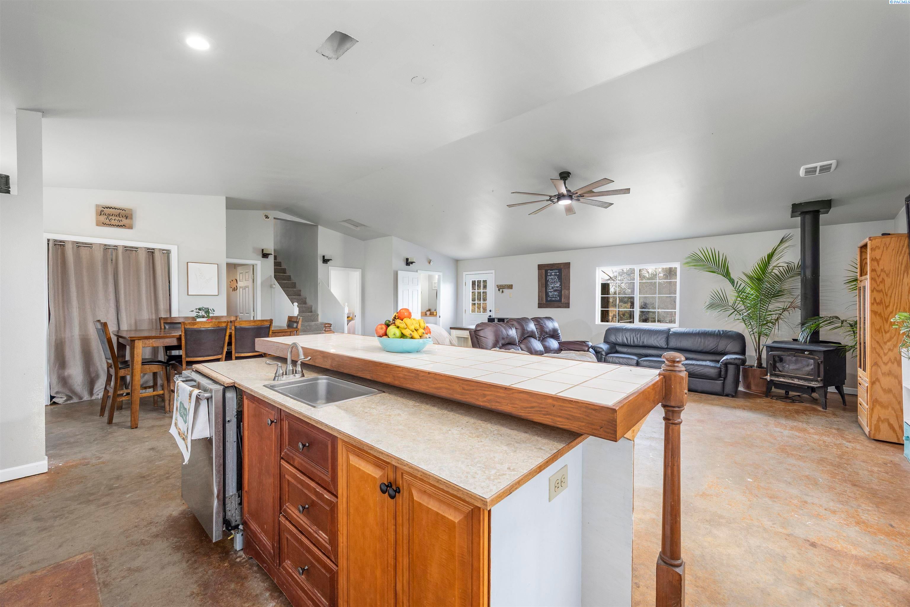 Richland, Washington, 99354, United States, 3 Bedrooms Bedrooms, ,2 BathroomsBathrooms,Residential,For Sale,1978459