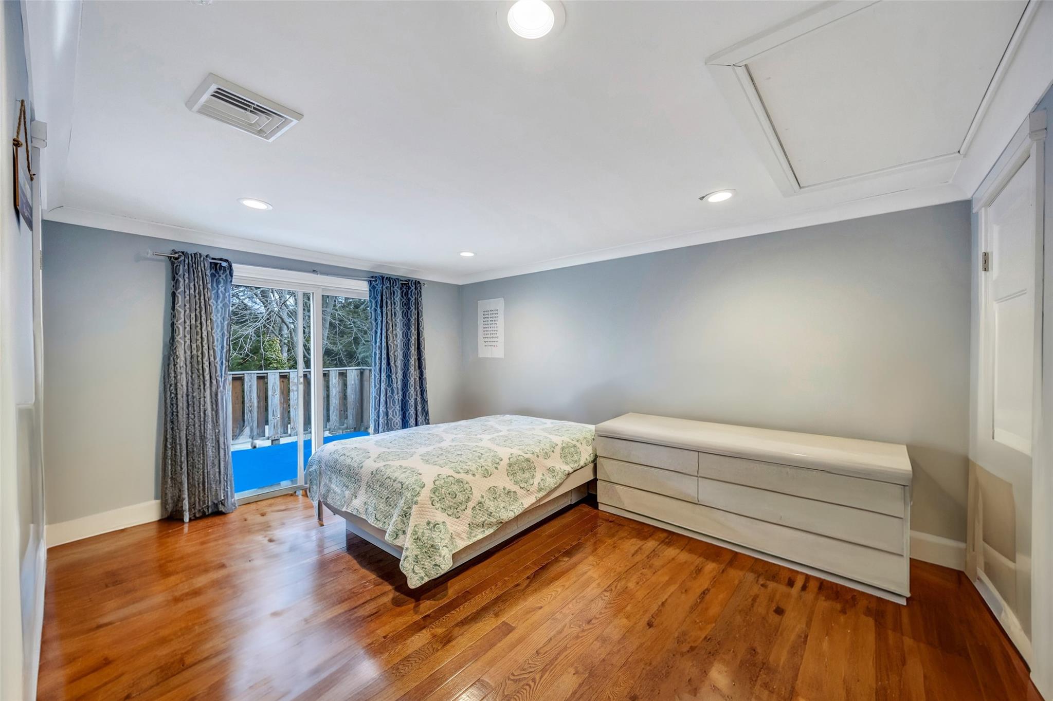 Lindenhurst, New York, 11757, United States, 5 Bedrooms Bedrooms, ,3 BathroomsBathrooms,Residential,For Sale,1707777