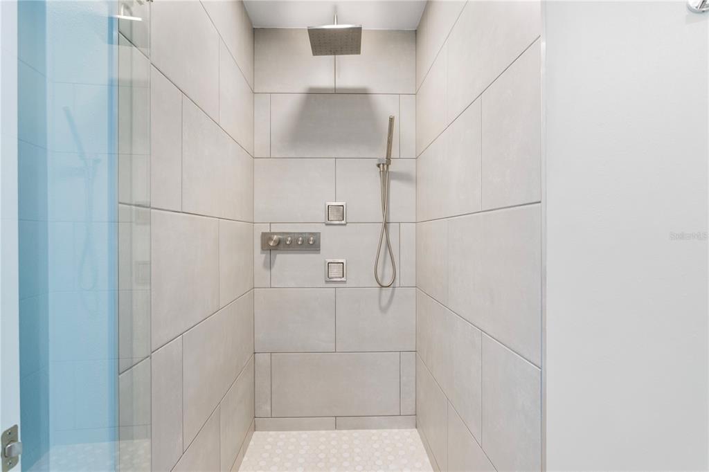 Tampa, Florida, 33613, United States, 7 Bedrooms Bedrooms, ,8 BathroomsBathrooms,Residential,For Sale,1979226