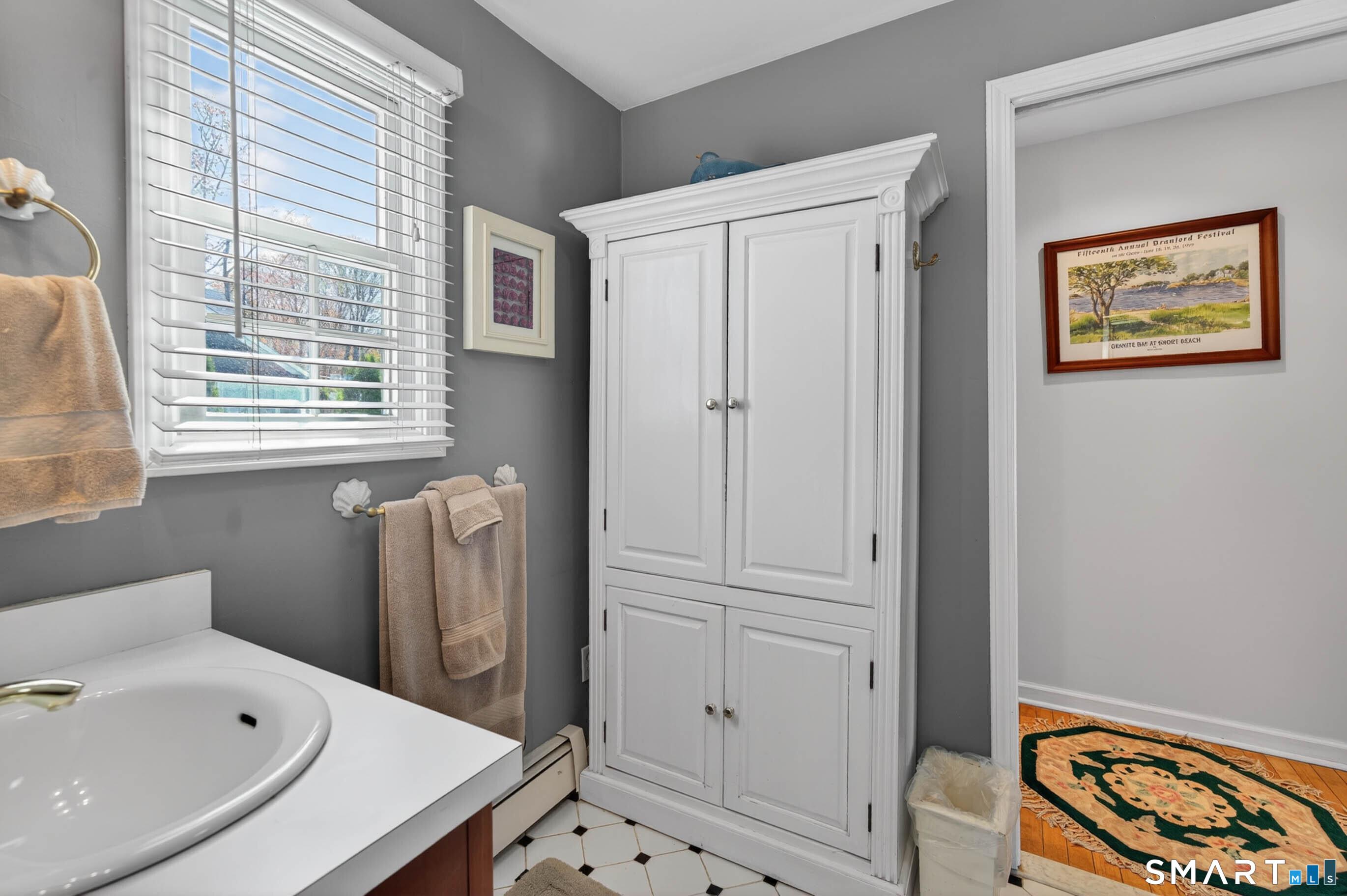 122, Connecticut, 06405, United States, 3 Bedrooms Bedrooms, ,2 BathroomsBathrooms,Residential,For Sale,2040354