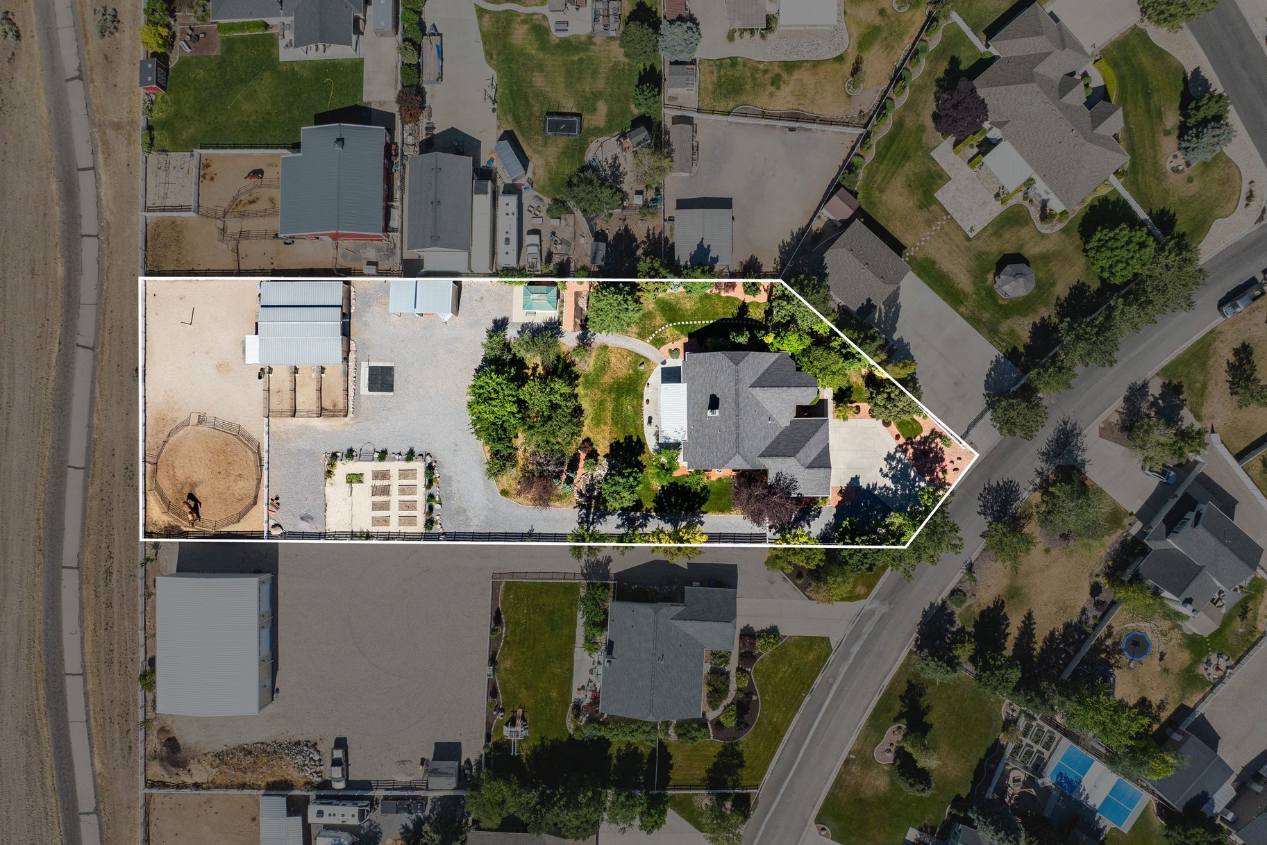  Fully Equipped Horse Property with Trail Access & Neighborhood Arena - 物件實景