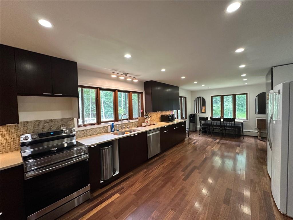 Ashland, Wisconsin, 54806, United States, 6 Bedrooms Bedrooms, ,4 BathroomsBathrooms,Residential,For Sale,1919856