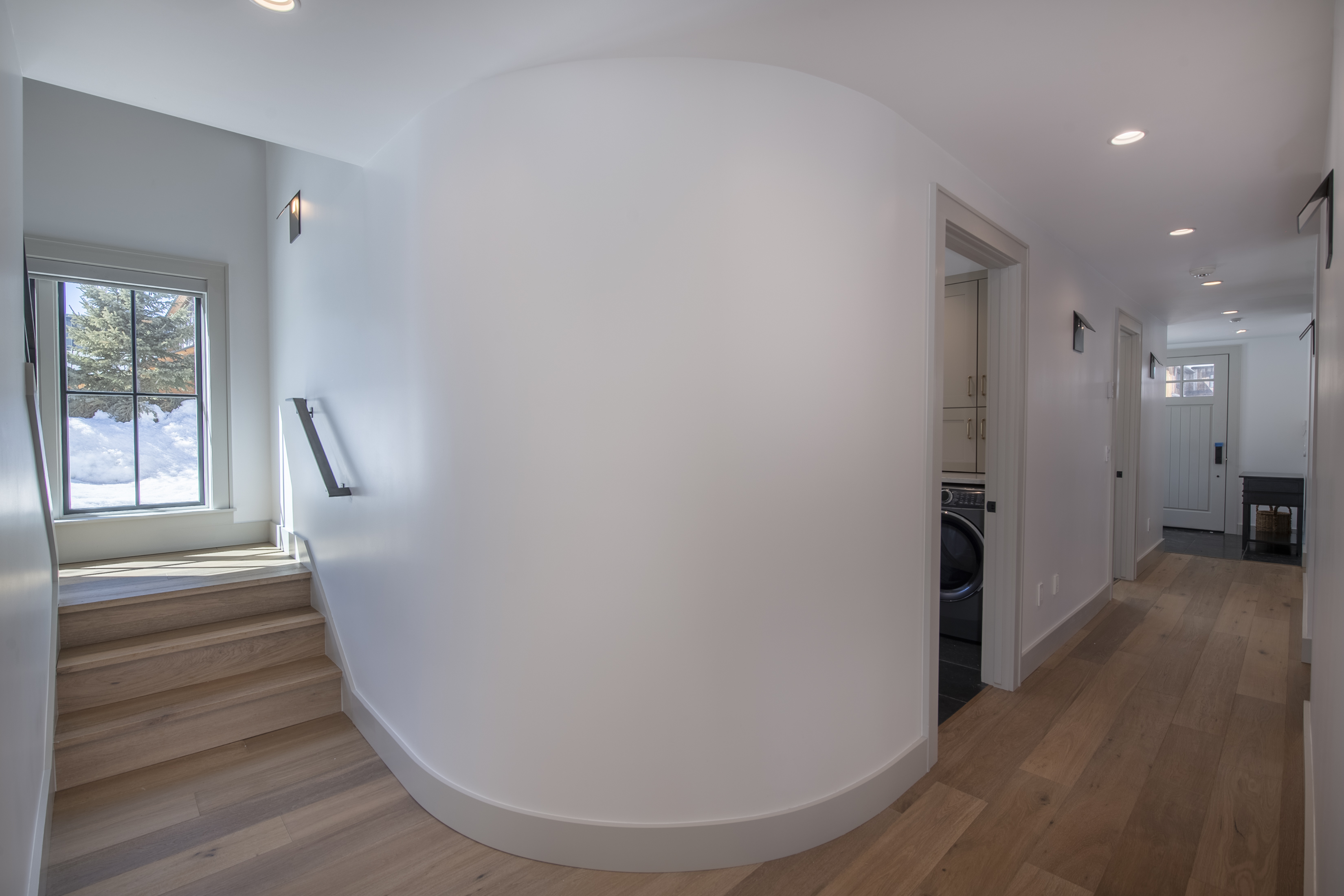  Big And Beautiful In The Desirable And Peaceful East End Of Town - 物件實景