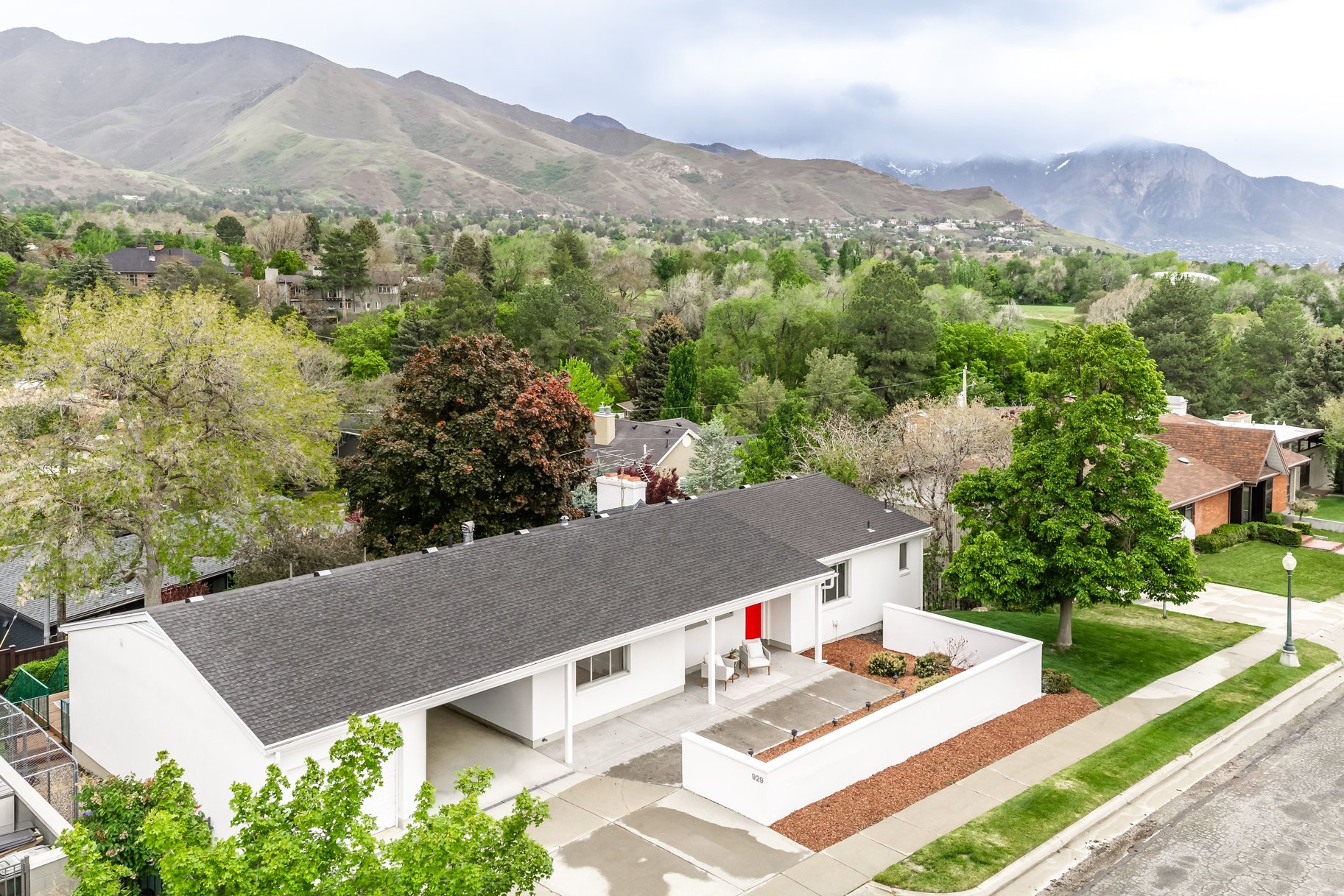 Elegant Contemporary Rambler in Sought After Neighborhood - 物件實景