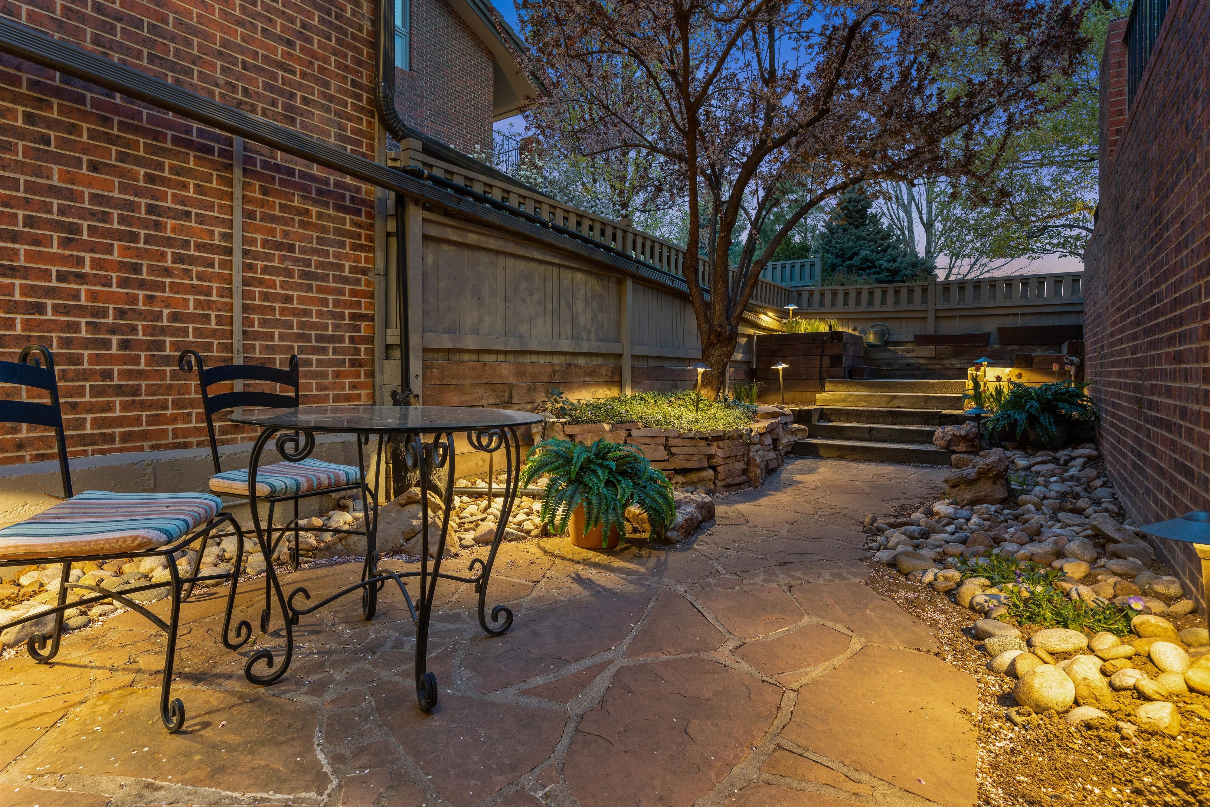  A Rare Offering: Five Bedrooms & Four Bathrooms Thoughtfully Designed Townhome - 物件實景