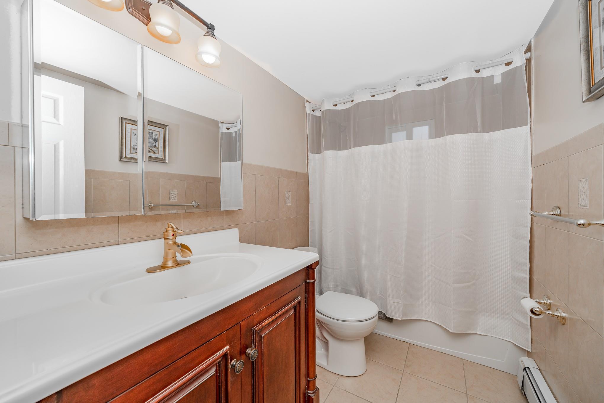 Franklin Square, New York, 11010, United States, 5 Bedrooms Bedrooms, ,2 BathroomsBathrooms,Residential,For Sale,1974579