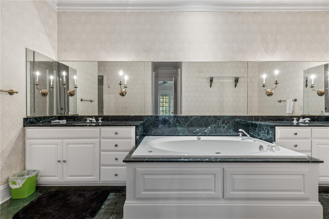 Harrison, Arkansas, 72601, United States, 4 Bedrooms Bedrooms, ,5 BathroomsBathrooms,Residential,For Sale,1989365