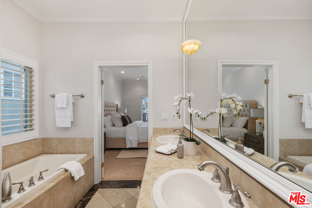 Los Angeles, California, 90049, United States, 3 Bedrooms Bedrooms, ,3 BathroomsBathrooms,Residential,For Sale,1876158