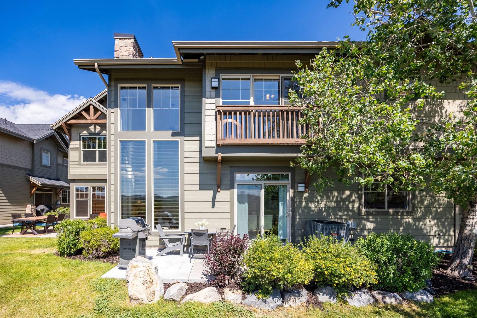  Exceptional Fox Point Townhome with Mountain Views & Prime Location - 物件實景