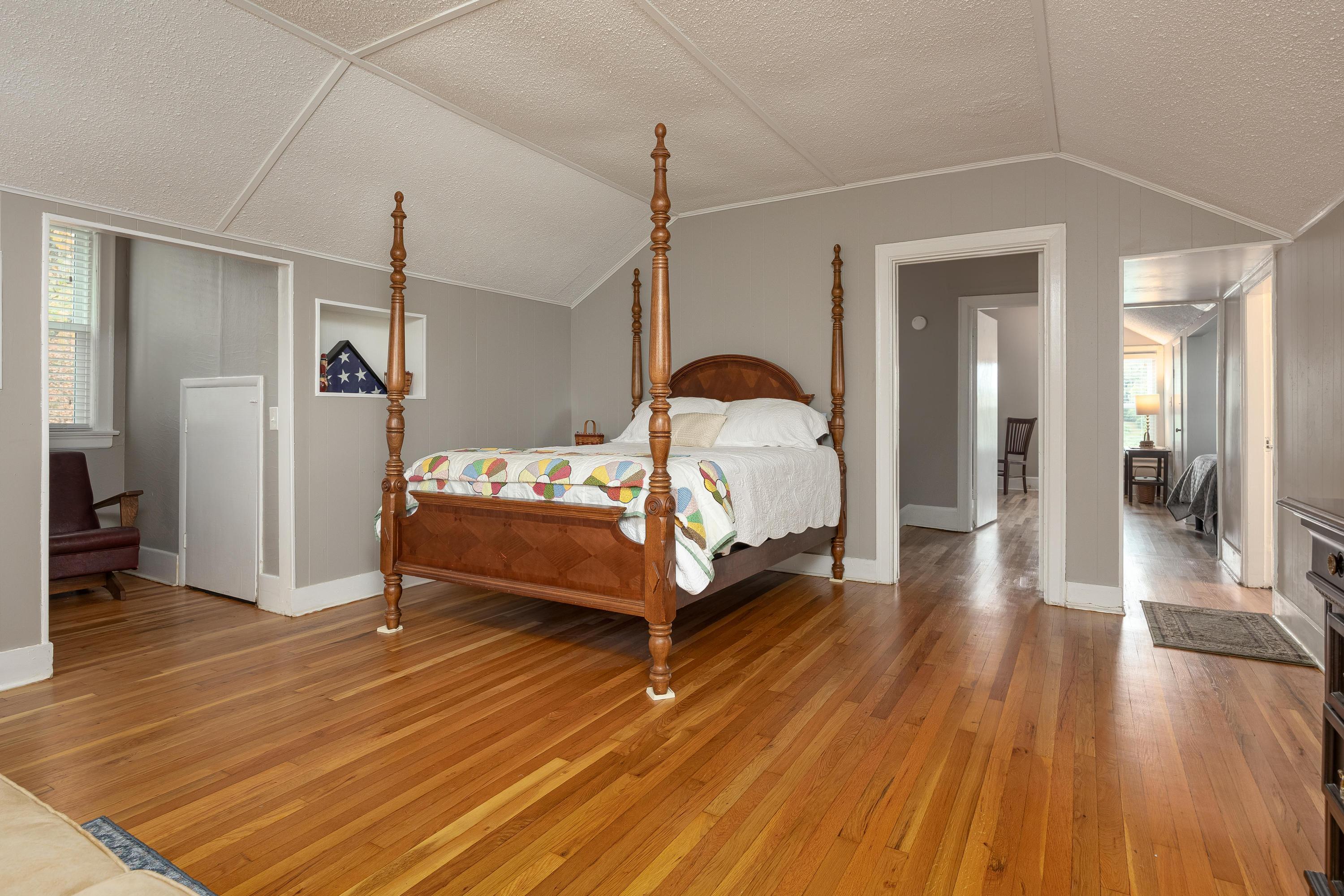 Chattanooga, Tennessee, 37404, United States, 5 Bedrooms Bedrooms, ,4 BathroomsBathrooms,Residential,For Sale,1885832