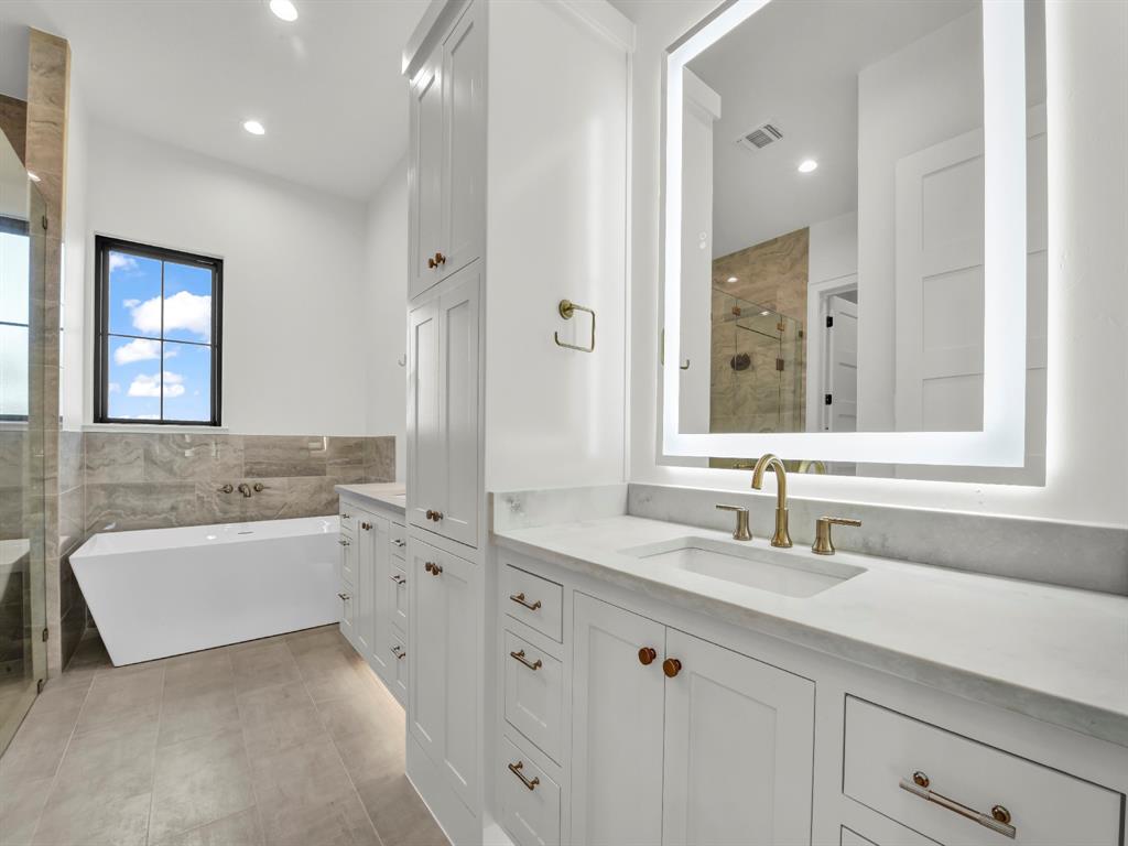 Weatherford, Texas, 76087, United States, 4 Bedrooms Bedrooms, ,4 BathroomsBathrooms,Residential,For Sale,1981455
