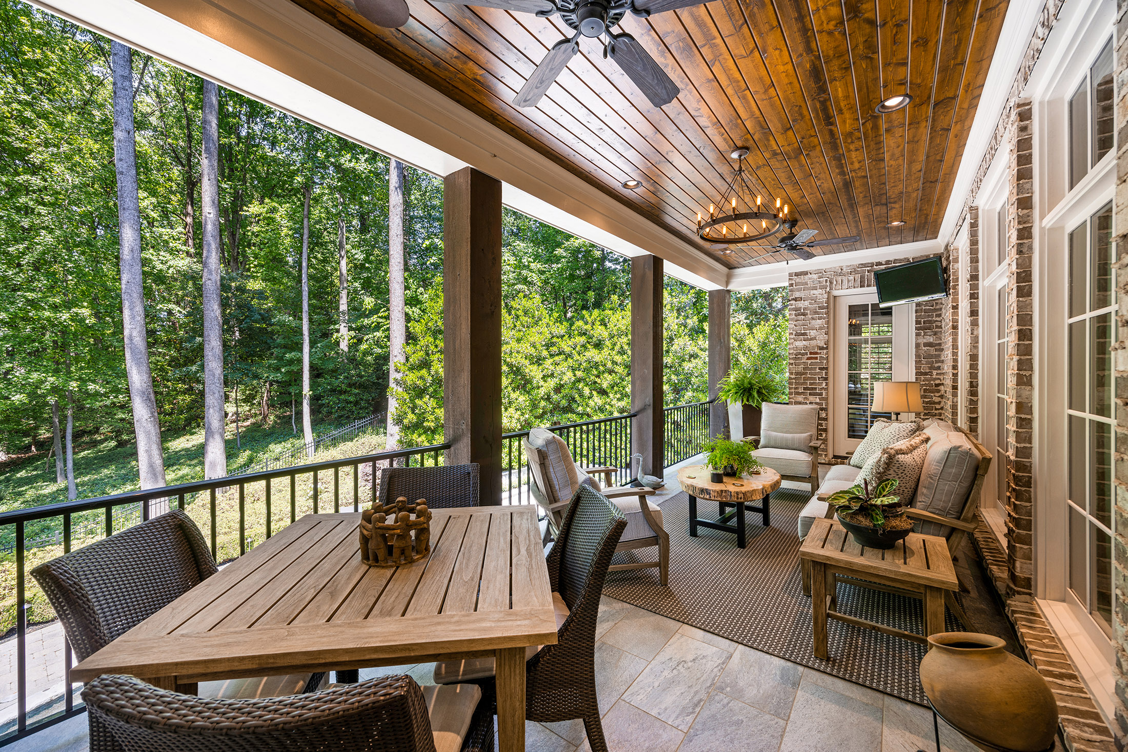 Buckhead Estate Pairs Architectural Presence with Richly Layered Interiors - 物件實景