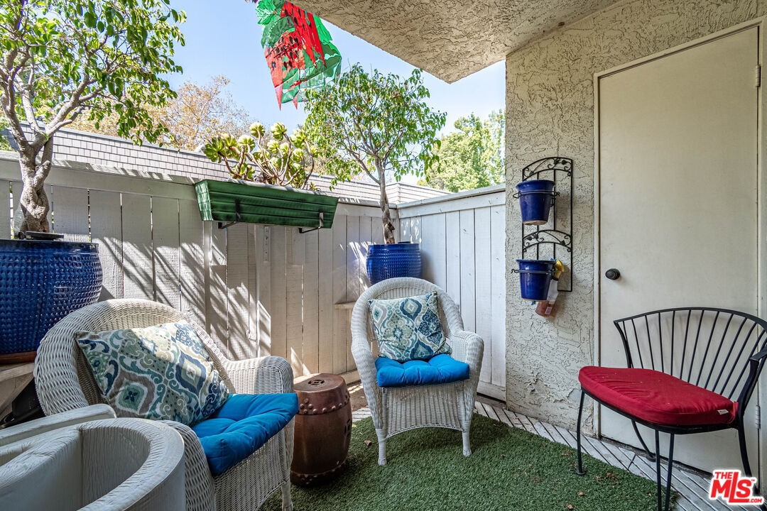 Los Angeles, California, 90004, United States, 2 Bedrooms Bedrooms, ,3 BathroomsBathrooms,Residential,For Sale,1940175