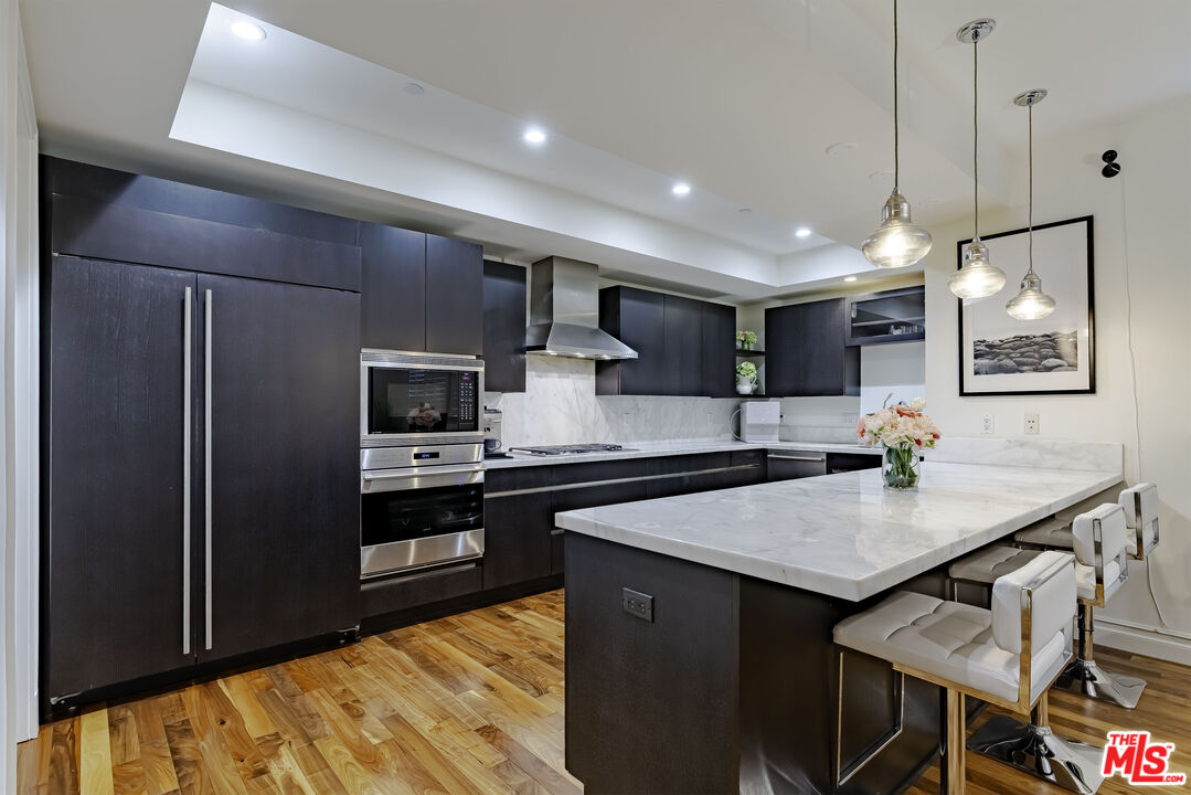 Los Angeles, California, 90010, United States, 3 Bedrooms Bedrooms, ,3 BathroomsBathrooms,Residential,For Sale,1997463